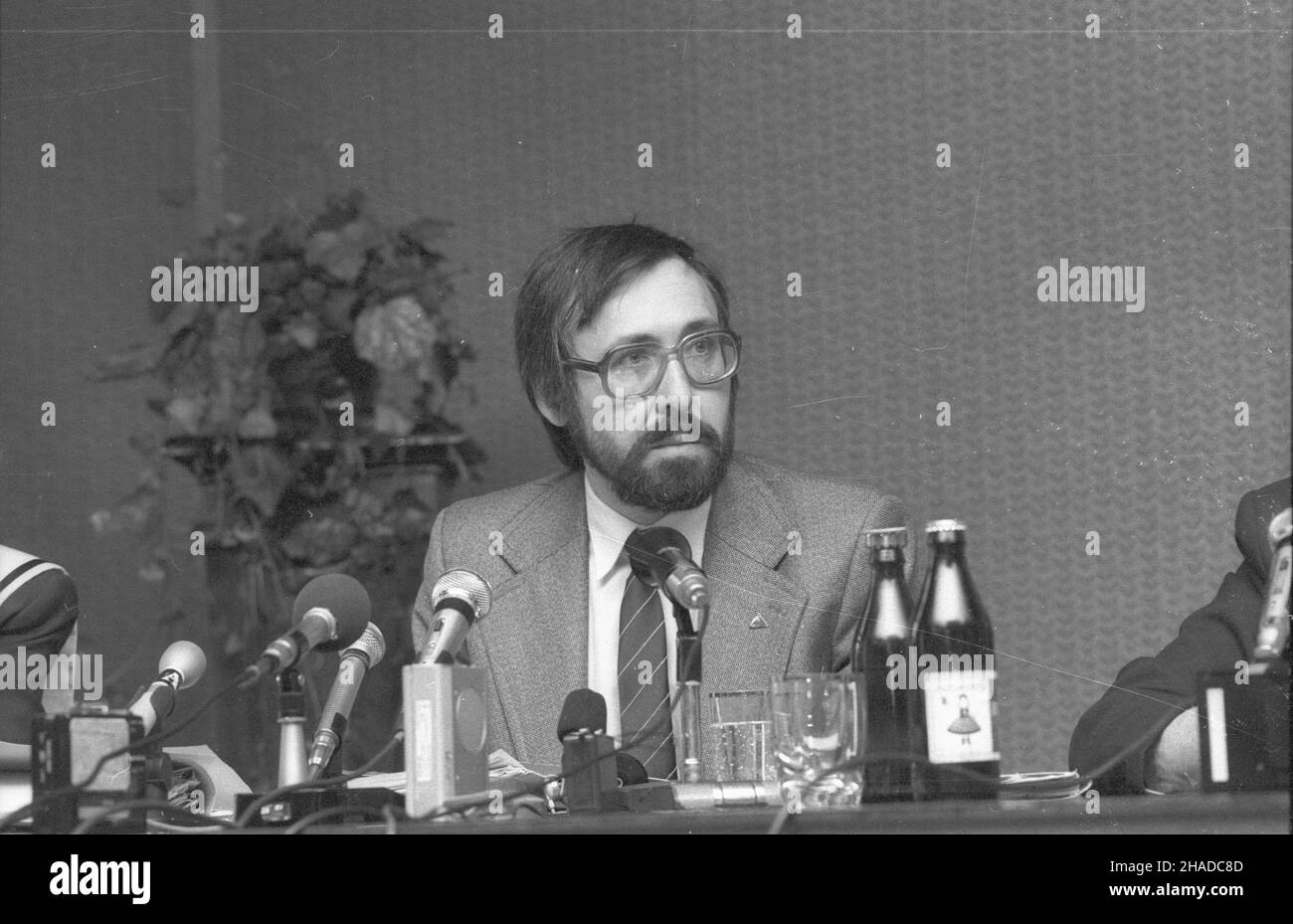 Varsovie 24.10.1990.W siedzibie Urzêdu Rady Ministrów odby³a siê konferencja prasowa prokuratora Aleksandra Herzoga (nz.) na temat wzrostu przestêpczoœci W Polsce W pierwszym pó³roczu 1990 roku, o oko³o 65%. meg PAP/Adam Urbanek Banque D'Images