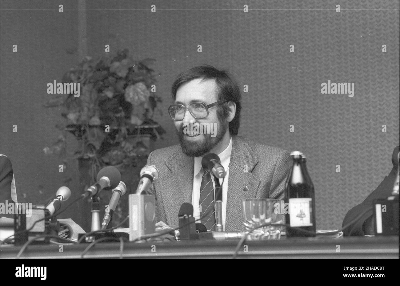 Varsovie 24.10.1990.W siedzibie Urzêdu Rady Ministrów odby³a siê konferencja prasowa prokuratora Aleksandra Herzoga (nz.) na temat wzrostu przestêpczoœci W Polsce W pierwszym pó³roczu 1990 roku, o oko³o 65%. meg PAP/Adam Urbanek Banque D'Images