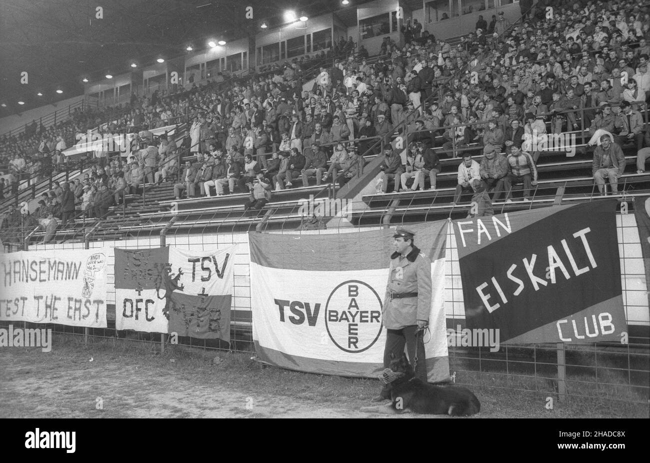 Chorzów 24.10.1990.II runda Pucharu UEFA (Ligue Europy UEFA).Mez pomiêdzy GKS Katowice i TSV Bayer Leverkusen, na stadionie GKS Katowice (Stadion Œl¹ski). meg PAP/Stanis³aw Jakubowski Banque D'Images