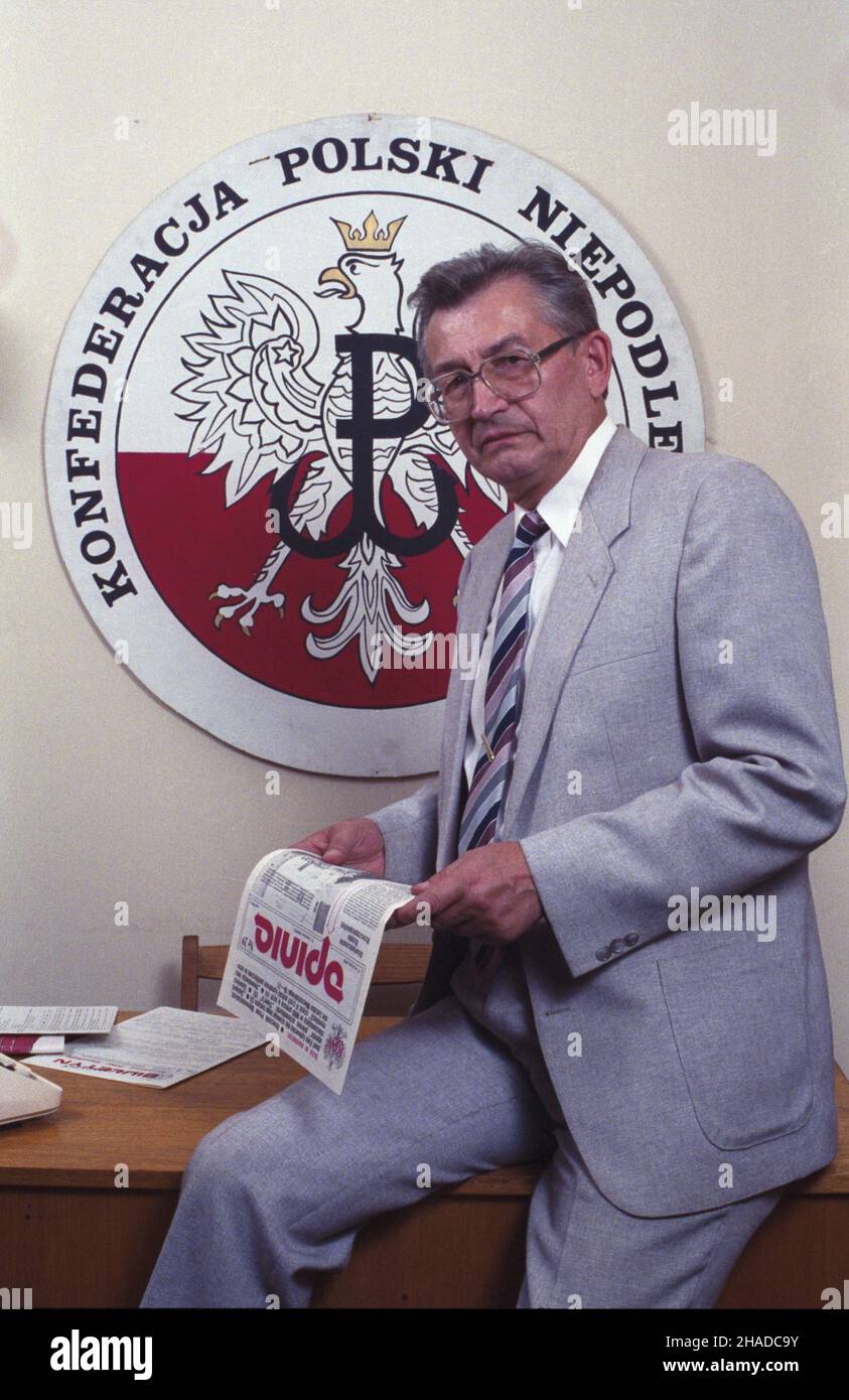 Varsovie 11,1990.Kandydat W pierwszych demokratycznych i powszechnych wyborach prezydenckich W Polsce Leszk Moczulski.Opozycjonista, przywódca Konfederacji Polski Niepodleg³ej (KPN). mw PAP/Ireneusz Sobieszczuk Dok³adny dzieñ wydarzenia nieustalony.Varsovie, novembre 1990.Candidat à la première élection présidentielle démocratique de Pologne au suffrage universel Leszek Moczulski.Un oppositionniste, chef de la Confédération de la Pologne indépendante. mw PAP/Ireneusz Sobieszczuk jour de l'événement inconnu Banque D'Images