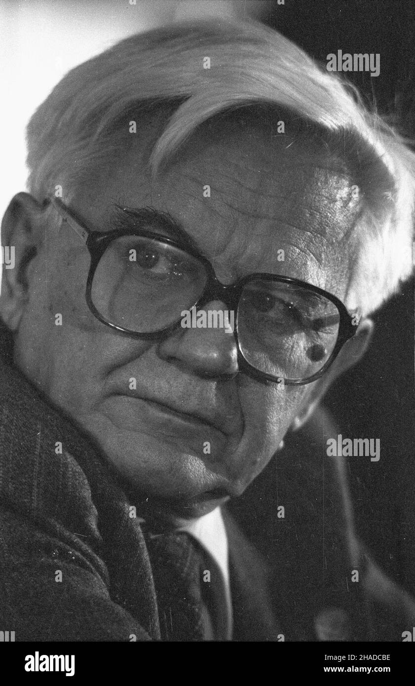 Polska, 29.11.1990.W dniach 25-27.X. 1990 r. odby³ siê XXV Kongres PPS.NZ.Jan Józef Lipski – przewodnicz¹cy Rady Naczelnej PPS.(ptr) PAP/CAF/Adam UrbanekPologne, 29.11.1990.Le 25-27 octobre 1990 a eu lieu le Congrès de PPS (Parti socialiste polonais) de 25th.Photo : Jan Jozef Lipski, président du Conseil suprême de PPS.(ptr) PAP/CAF/Adam Urbanek Banque D'Images