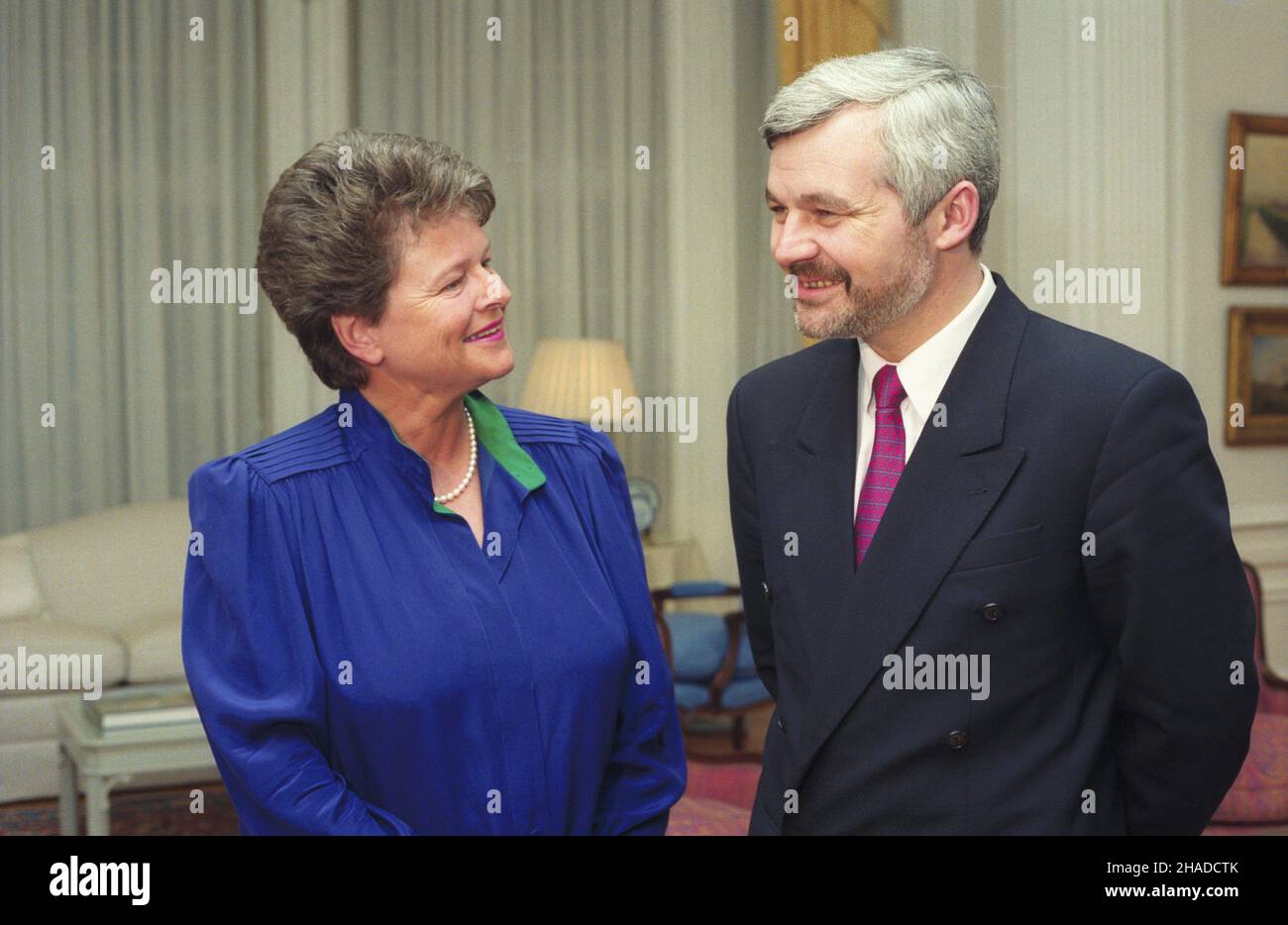 Wielka Brytania Londyn 14.04.1991.Premier ministre RP Jan Krzysztof Bielecki (P) podczas roboczej wizyty W Wielkiej Brytanii (14-16.04.1991) spotka³ siê z przywódcami pañstw Europy przyby³ymi na otwarcie Europejskiego Banku Odbudowy i Rozwoju.NZ. Spotkanie z premier ministre Norwegii Harlem Brundtland. msa PAP/Teodor WalczakLondres, Grande-Bretagne 14 avril 1991.Le Premier ministre polonais Jan Krzysztof Bielecki visite la Grande-Bretagne (du 14 au 16 avril).En Grande-Bretagne, le PM Bielecki a rencontré les dirigeants européens arrivés pour l'ouverture de la Banque européenne pour la reconstruction et le développement (BERD).Photo : PM Bielecki (R) et Banque D'Images