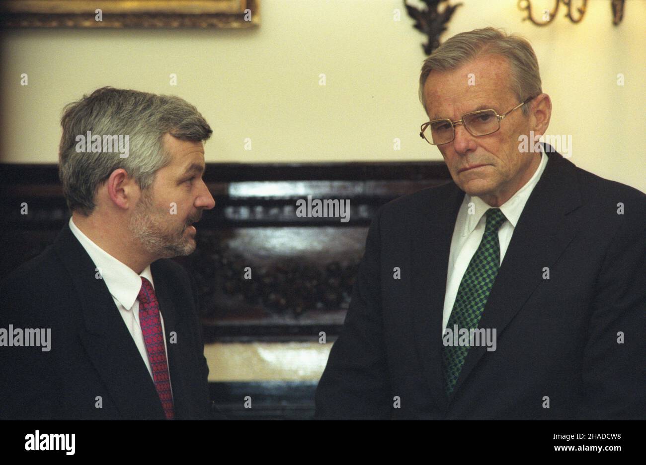 Wielka Brytania Londyn 15.04.1991.Premier ministre RP Jan Krzysztof Bielecki (L) podczas roboczej wizyty W Wielkiej Brytanii (14-16.04.1991) spotka³ siê z przywódcami pañstw Europy i œwiata przyby³ymi na otwarcie Europejskiego Banku Oddoowy i Rozwoju.NZ. Spotkanie z sekretarzem skarbu USA Nichyasem Brady. msa PAP/Teodor WalczakLondres, Grande-Bretagne 15 avril 1991.Le Premier ministre polonais Jan Krzysztof Bielecki visite la Grande-Bretagne (du 14 au 16 avril).En Grande-Bretagne, le PM Bielecki a rencontré les dirigeants européens et mondiaux arrivés pour l'ouverture de la Banque européenne pour la reconstruction et le développement (BERD).Pictur Banque D'Images