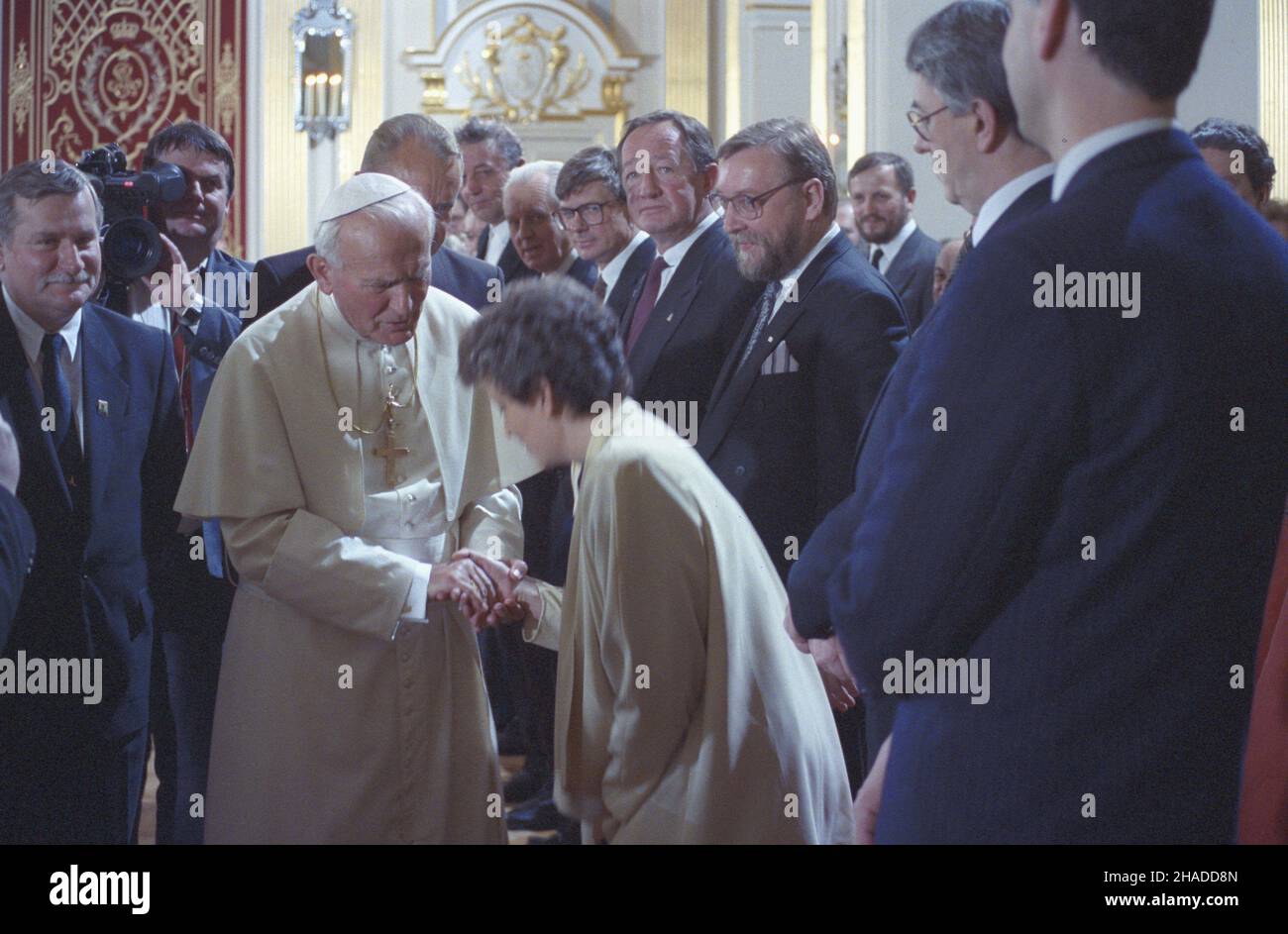 Varsovie 08.06.1991.IV pielgrzymka papie¿a Jana Paw³a II do Polski.Œwiêtego na Zamku Królewskim z w³adzami III Rzeczypospolitej i paramentarzystami.NZ. w Sali Senatorskiej: prezydent RP Lech Wa³êsa (L), papie¿ wita siê z sénateur Alicj¹ Grzeœkowiak; od prawej:szef Kancelarii Sejmu Ryszard Stemplowski, pose³ Mieczys³aw Gil (W g³êbi), sénateur Jerzy Sêpieñ, sénateur Edward Wende, sénateur Andrzej Celiñski, wicemarsza³ek Senatu i kadencji Andrzej Wielowieyski, wicemarsza³ek Senatu i kadencji Józef ŒliszVarsovie, Pologne, 08 juin 1991.Le pape Jean-Paul II (2 Banque D'Images