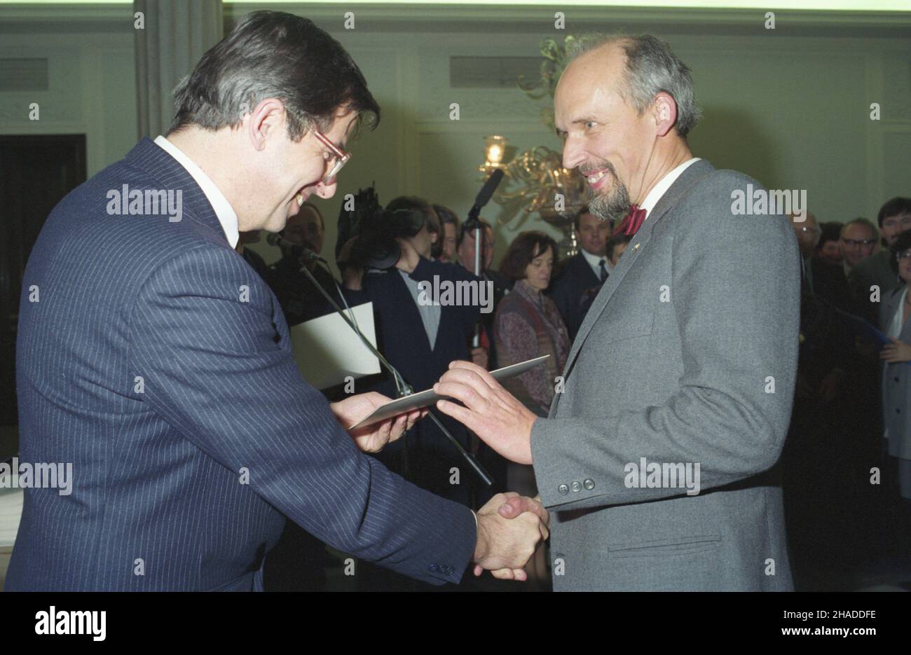 Varsovie 24.11.1991.Uroczystoœæ W Sali Kolumnowej Sejmu wrêczenia pose³om elektorom i kadencji zaœwiadczeñ o wyborze do Sejmu Rzeczpospolitej Polskiej.przewodnicz¹cy Pañstwowej Komisji Wyborczej Andrzej Zoll (L) i pose³ Janusz Korwin-Mikke. ka PAP/Andrzej RybczyñskiVarsovie 24 novembre 1991.Les députés nouvellement élus de la République polonaise Sejm (chambre basse) de la 1st ternure reçoivent des certificats électoraux à la salle de la colonne de Sejm.Photo : président de la Commission électorale d'État (PKW) Andrzej Zoll (à gauche) et député Janusz Korwin-Mikke. ka PAP/Andrzej Rybczynski Banque D'Images