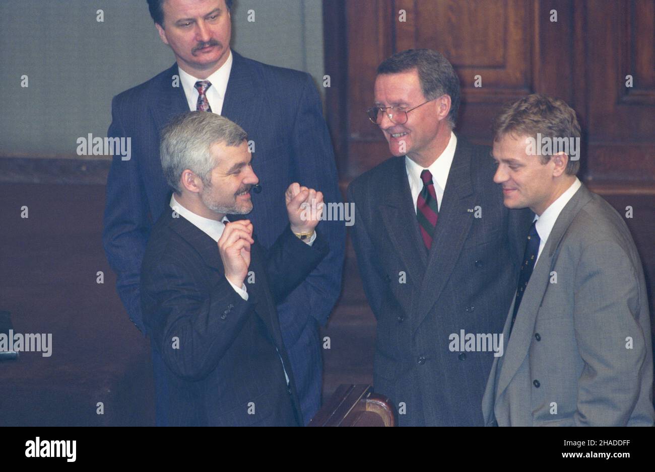 Varsovie 25.11.1991.Inauguracyjne posiedzenie Sejmu RP i kadencji z udzia³em prezydenta RP Lecha Wa³êsy oraz cz³onków rz¹du Jana Krzysztofa Bieleckiego.OD lewej: ministre, szef Urzêdu Rady Ministrów Krzysztof ¯abiñski, prezes Rady Ministrów Jan Krzysztof Bielecki, sekretarz stau W Ministerstwie Spraw Zagraniczch Jernyzy Makarczyk, pose³ Donald Tuszyk RybskiVarsovie 25 novembre 1991.La séance inaugurale du Sejm (chambre basse) de la République de Pologne (RP) du mandat de 1st a réuni le président polonais Lech Walesa.L'élection de la maison Presidium et Banque D'Images