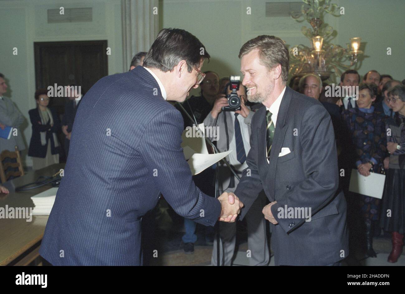 Varsovie 24.11.1991.Uroczystoœæ W Sali Kolumnowej Sejmu wrêczenia pose³om elektorom i kadencji zaœwiadczeñ o wyborze do Sejmu Rzeczpospolitej Polskiej.przewodnicz¹cy Pañstwowej Komisji Wyborczej Andrzej Zoll (L) i pose³ Piotr Nowina-Konopka. ka PAP/Andrzej RybczyñskiVarsovie 24 novembre 1991.Les députés nouvellement élus de la République polonaise Sejm (chambre basse) de la 1st ternure reçoivent des certificats électoraux à la salle de la colonne de Sejm.Photo : président de la Commission électorale d'État (PKW) Andrzej Zoll (à gauche) et député Piotr Nowina-Konopka. ka PAP/Andrzej Rybczynski Banque D'Images