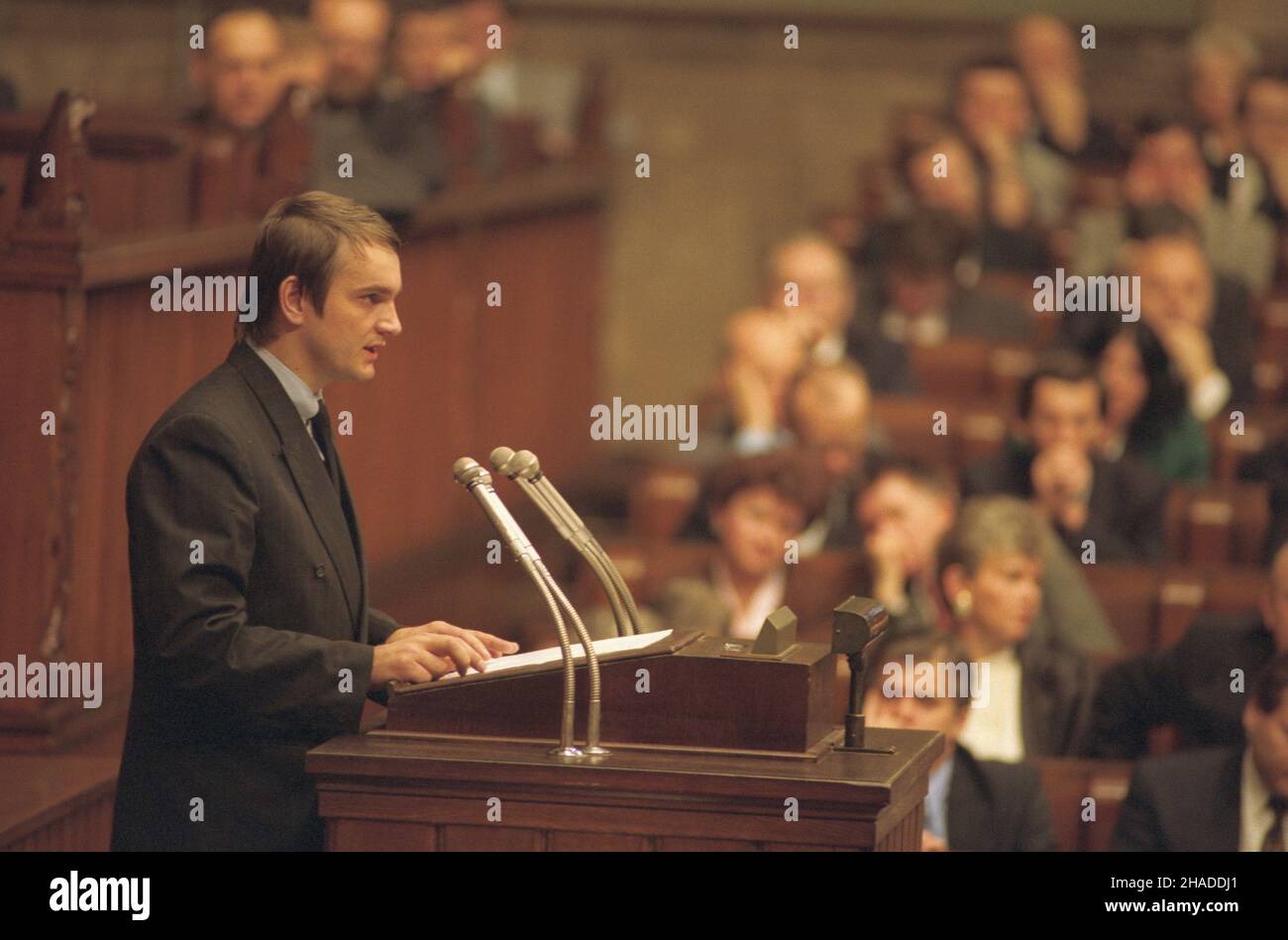 Varsovie 25.11.1991.Inauguracyjne posiedzenie Sejmu RP i kadencji z udzia³em prezydenta RP Lecha Wa³êsy.NZ. Przemawia pose³ Polskiego Stronnictwa Ludowego Waldemar Pawlak. ka PAP/Ireneusz RadkiewiczVarsovie 25 novembre 1991.La séance inaugurale du Sejm (chambre basse) de la République de Pologne (RP) du mandat de 1st a réuni le président polonais Lech Walesa.Photo : député du Parti populaire polonais Waldemar Pawlak parlant. ka PAP/Ireneusz Radkiewicz Banque D'Images