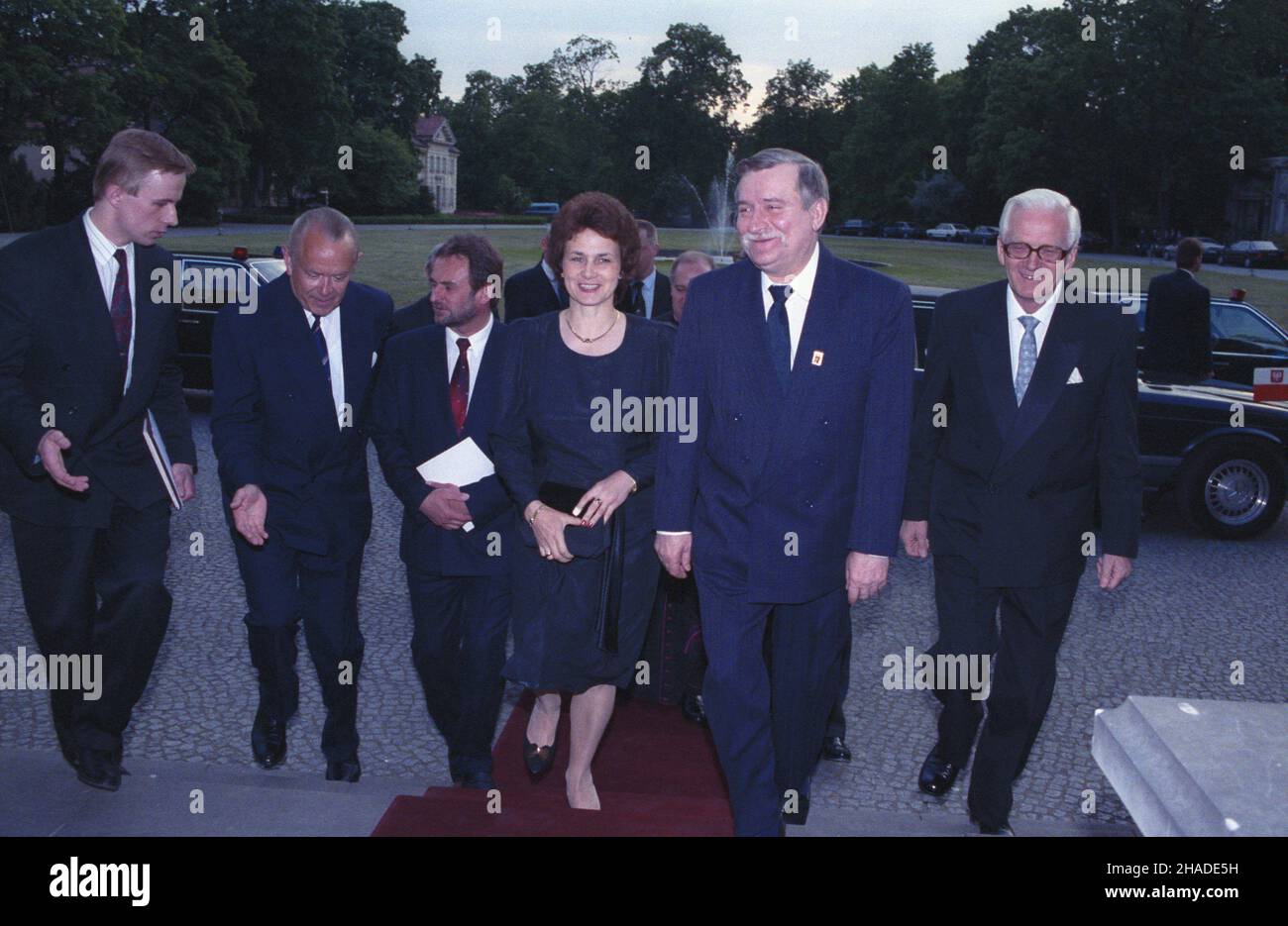 Varsovie 25.05.1992.Wizyta prezydenta Izraela Chaima Herzoga W Polsce.OD lewej m.in.:szef protoko³u dyplomatycznego Janusz Œwitkowski (2L), szef Gabinetu Prezydenta RP Mieczys³aw Wachowski (3L), Danuta Wa³êsa (4L), prezydent RP Lech Wa³êsa (5L) i szef Kancelarii Prezydenta RP Janusz Zió³kowski (6L) W drodze na uroczw p pa³acu W W W Lech Wa³êsê wyz wurozzzzusz W pVarsovie, Pologne, 25 mai 1992.Chef du protocole diplomatique Janusz Switkowski (2-L), Chef de cabinet du Président de la République de Pologne Mieczyslaw Wachowski (3-L), Pola Banque D'Images