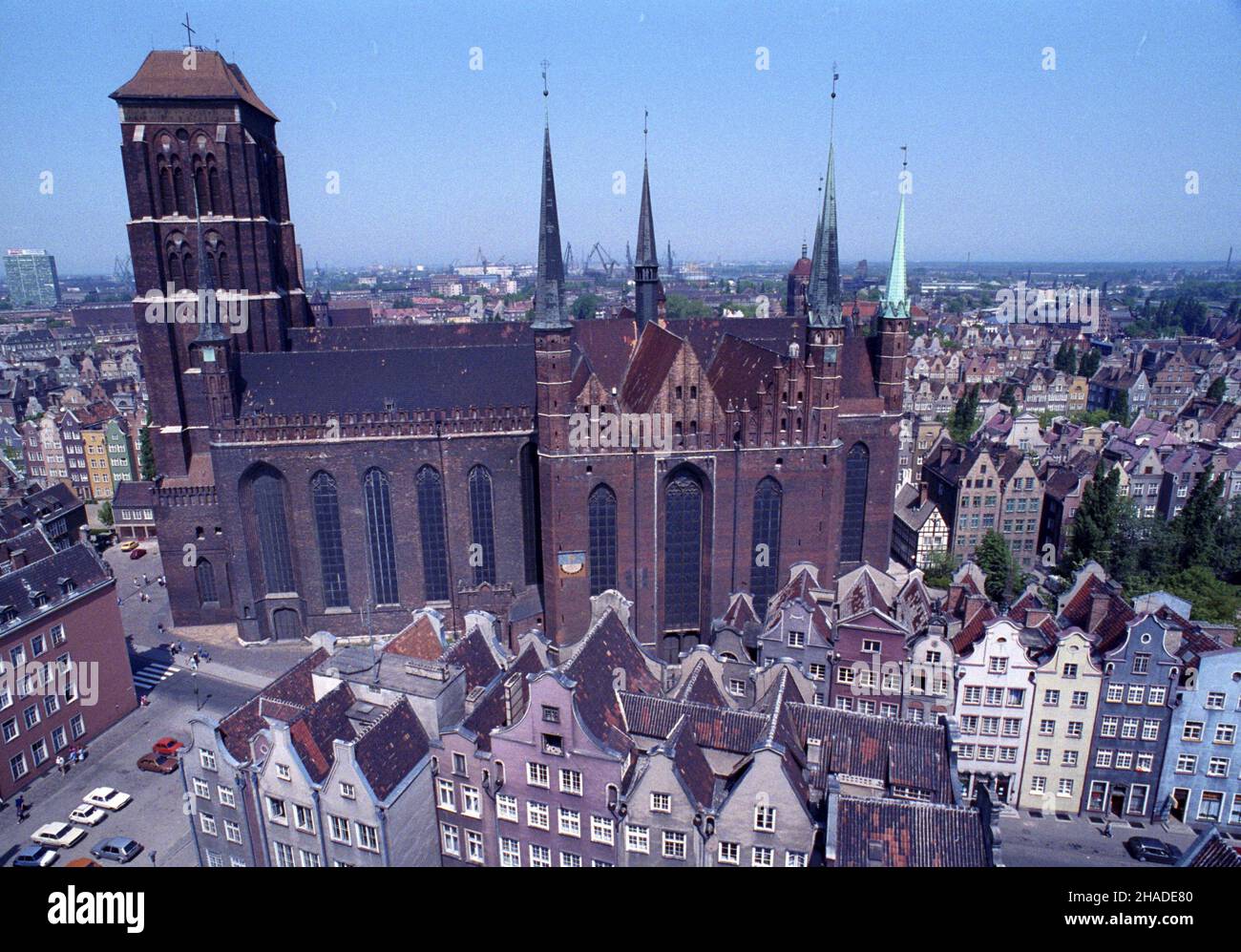 Gdañsk 01.06.1992.Widok z wie¿y ratusza G³ównego Miasta.koœció³ Mariacki przy ulicy Piwnej.Z prawej ulica Chlebnicka. wb PAP/Stefan KraszewskiGdansk 1 juin 1992.Vue depuis une tour de l'hôtel de ville.Photo : église St Mary sur la rue Piwna.Sur la droite, rue Chlebnicka. wb PAP/Stefan Kraszewski Banque D'Images