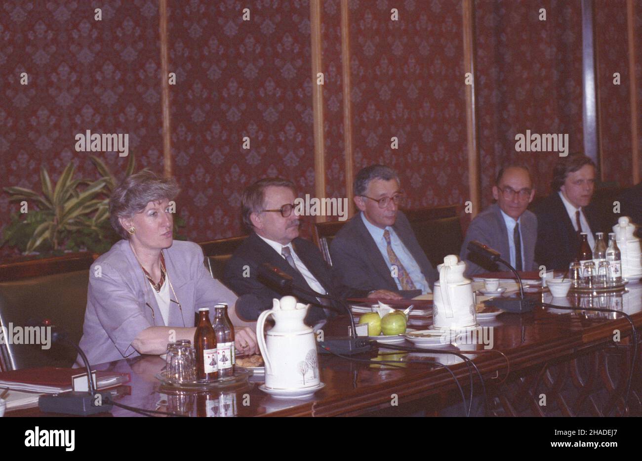 Varsovie 11.07.1992.Inauguracyjne posiedzenie gabinetu Hanny Suchockiej.OD lewej: premier ministre Hanna Suchocka, wicepremier, przewodnicz¹cy Komitetu Ekonomicznego Rady Ministrów Henryk Goryszewski, ministre finansów Jerzy Osiatyñski, ministre gospodarki przestrzennej i budownictwa Andrzej Bratkzowski, ministre de ³¹cznoœci Klzilian KlzakVarsovie, Pologne, le 17 juillet 1992.Premier ministre Hanna Suchocka (L), vice-présidente du Comité économique du Conseil des ministres Henryk Goryszewski (2-L), ministre des Finances Jerzy Osiatynski (3-L), ministre de la Construc Banque D'Images