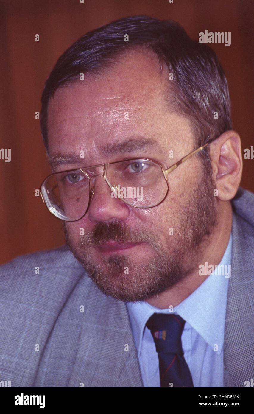 Varsovie 28.09.1992.Ministre wspó³pracy gospodarczej z zagranic¹ W rz¹dzie Hanny Suchockiej Andrzej Arendarski, na konferencji prasowej. wb PAP/Andrzej RybczyñskiVarsovie 28 septembre 1992.Ministre de la coopération économique étrangère dans le gouvernement de Hanna Suchocka Andrzej Arendarski lors d'une conférence de presse. wb PAP/Andrzej Rybczynski Banque D'Images