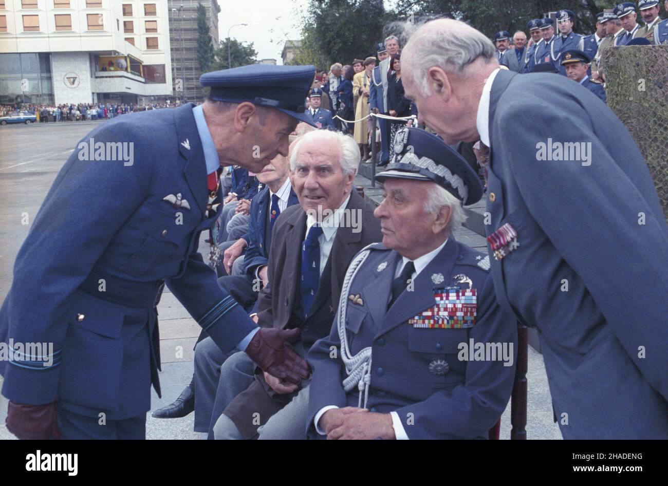 Varsovie 04.09.1992.Uroczystoœæ przekazania sztandaru Polskich Si³ Powietrznych na Zachodzie delegacji Wojsk Lotniczych i Obrony Powietrznej na placu Pi³sudskiego z udzia³em polskich lotników z okresu II wojny œwiatowej.NZ. Lotnicy PSP, m.in.Tadeusz Andersz (L), Stanis³aw Skalski (3L). wb PAP/Janusz MazurVarsovie, Pologne, 04 septembre 1992.D'anciens pilotes de l'Armée de l'Air polonaise dans l'Ouest Tadeusz Andersz (L) et Stanislaw Skalski (3-L) lors de la cérémonie officielle de transfert du drapeau de l'Armée de l'Air polonaise dans l'Ouest à une délégation de l'Armée de l'Air polonaise et de la Défense aérienne à Pilsudski Sq Banque D'Images