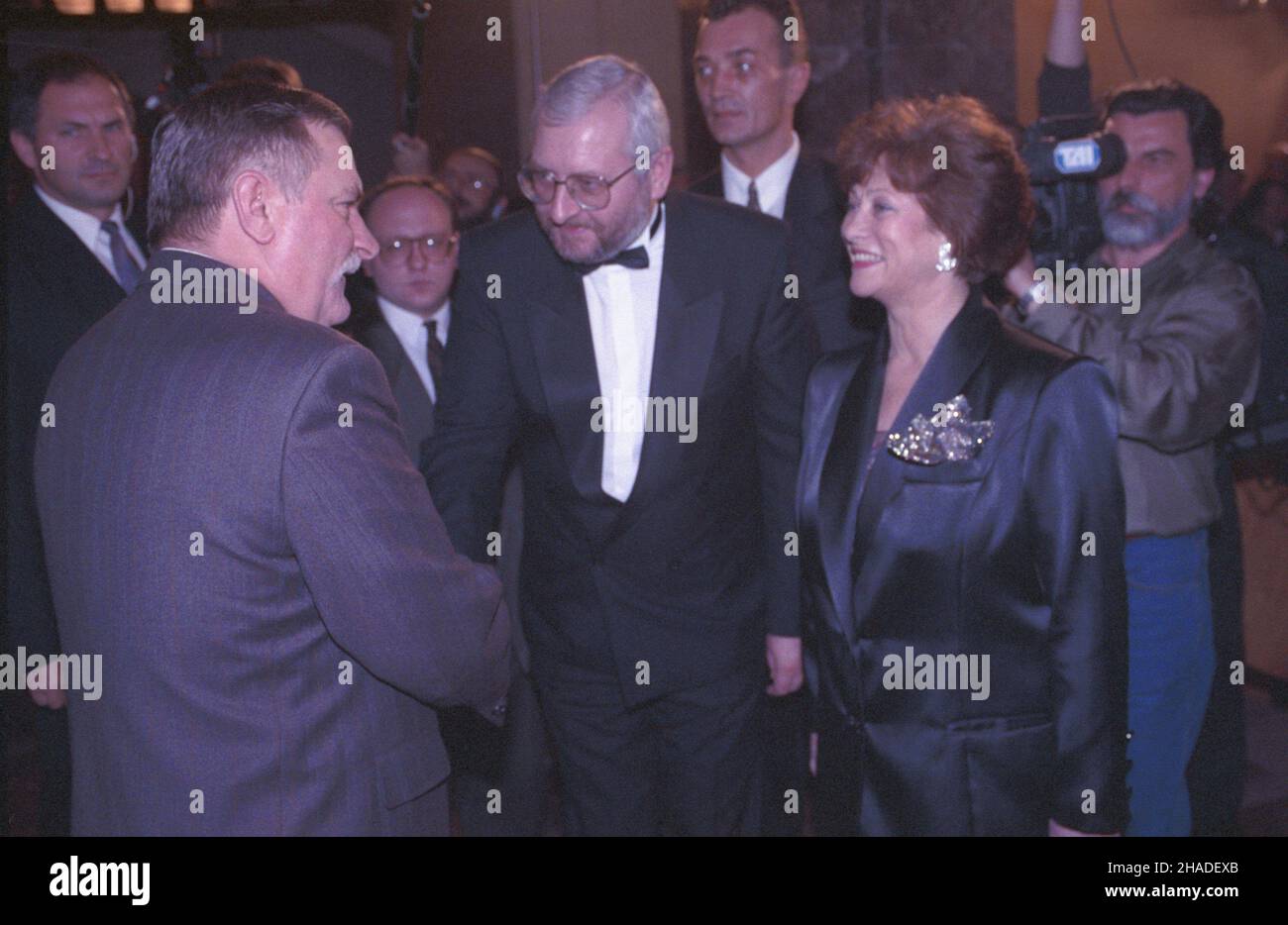 Varsovie 25.10.1992.Uroczystoœci z okazji jubileuschu 40-lecia Telewizji Polskiej.NZ. m.in. prezydent RP Lech Wa³êsa (2L), przewodnicz¹cy Komitetu ds.Radia i Telewizji Janusz Zaorski (4L) i wiceprzewodnicz¹ca Komitetu ds.Radia i Telewizji Barbara Borys-Damiêcka (2P). wb PAP/Janusz MazurVarsovie 25 octobre 1992.Le jubilé de 40th de la télévision polonaise.Photo : le président polonais Lech Walesa (2nd à gauche), le président du Comité pour la radio et la télévision Janusz Zaorski (4th à gauche) et la vice-présidente du comité Barbara Borys-Damiecka (2nd à droite). wb PAP/Andrzej Rybczynski Banque D'Images