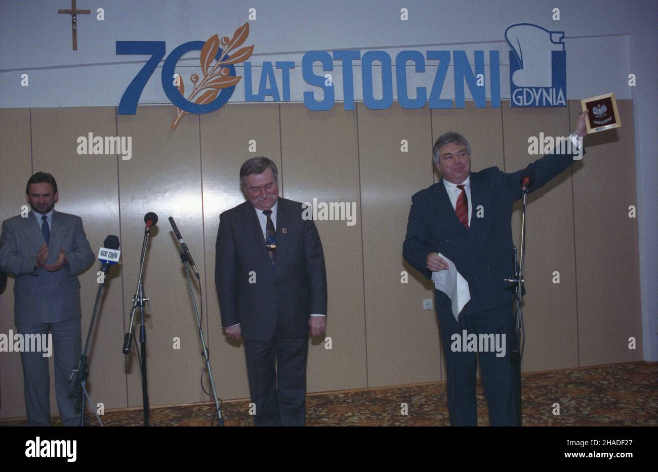 Gdynia 06.11.1992.Obchody 70-lecia istnienia Stoczni Gdynia z udzia³em prezydenta RP Lecha Wa³êsy.OD lewej: szef Gabinetu Prezydenta RP Mieczys³aw Wachowski, Lech Wa³êsa, dyrektor Stoczni Gdynia Henryk Ogryczak. msa PAP/Stefan KraszewskiGdynia 06 novembre 1992.Cérémonies marquant le 70th anniversaire du chantier naval de Gdynia en présence du président Lech Walesa.Photo de gauche: Chef du Cabinet présidentiel Mieczyslaw Wachowski, Lech Walesa, directeur du chantier naval Gdynia Henryk Ogryczak. msa PAP/Stefan Kraszewski Banque D'Images