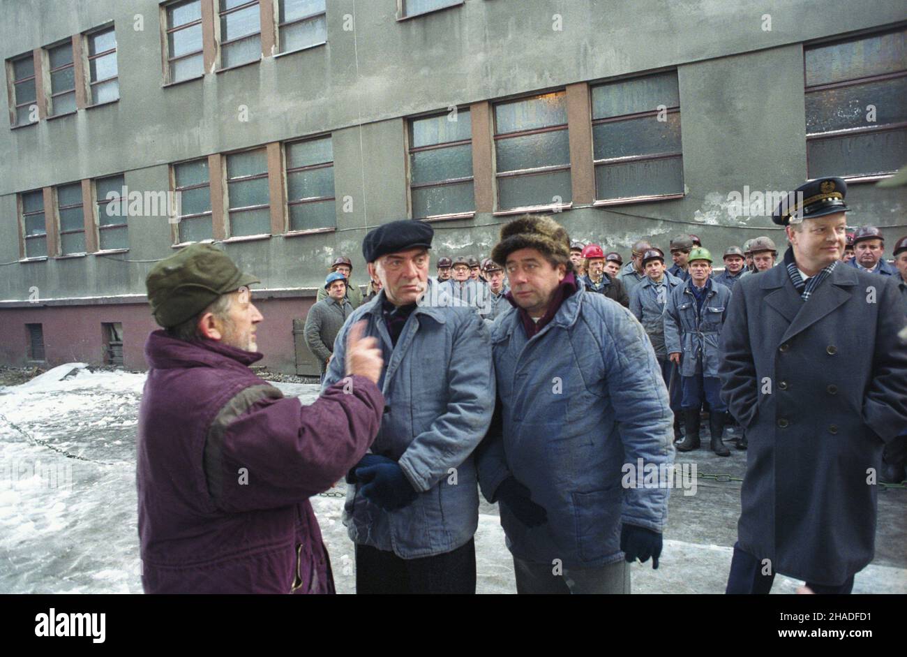 Katowice 01,1993.Teren Kopalni Wujek.Realizacja filmu Kazimierza Kutza pt.Œmieræ jak kromka chleba.OD lewej: Re¿yser Kazimierz Kutz, aktorzy: Jerzy Trela (jako górnik Skarga), Janusz Gajos (jako przewodnicz¹cy samorz¹du ownaciczego), Aleksander Fabisiak (jako dyrektor kopalni). msa/Stanis³aw Jakustwiezieski Dok³adny darzustwiezuiezukowiski.Katowice janvier 1993.Les locaux de la mine Wujek.Kazimierz Kutz faisant la vie intitulée pain comme une tranche de pain.Photo de gauche: Acteurs: Jerzy Trela (mineur Skarga), Janusz Gajos (leader des travailleurs autonomes), Aleks Banque D'Images