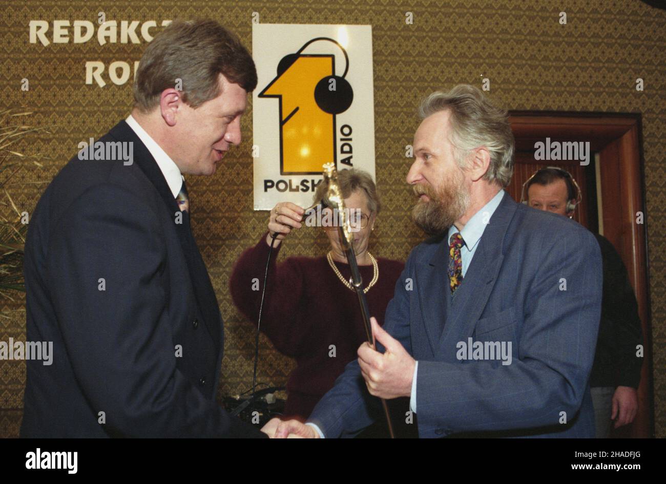Varsovie 31.01.1993.Centralny Zwi¹zek Rzemios³a og³osi³ wyniki ogólnopolskiego plébisccytu Agrobiznesmen roku 1992.Uroczystoœæ wrêczenia nagród odby³a siê W Domu Rzemios³a, ul.Miodowa 14.NZ. ministre rolnictwa i gospodarki ¿ywnoœciowej Gabriel Janowski (P) wrêcza pami¹tkow¹ szablê Stanis³awowi Pasoniowi (L) zdopywcy nagrotty g³ównej, w³aœcicielowi Przedsiêbiorstwa Obrotu Zwierzêtami i Miêsem RAPID W Moszczenicy¿Maznegur ni/map JanuszVarsovie 31 janvier 1993.Le syndicat central des métiers d'art annonce les résultats du concours national Agrobiznesmen 1992.Le ceremon de récompense Banque D'Images