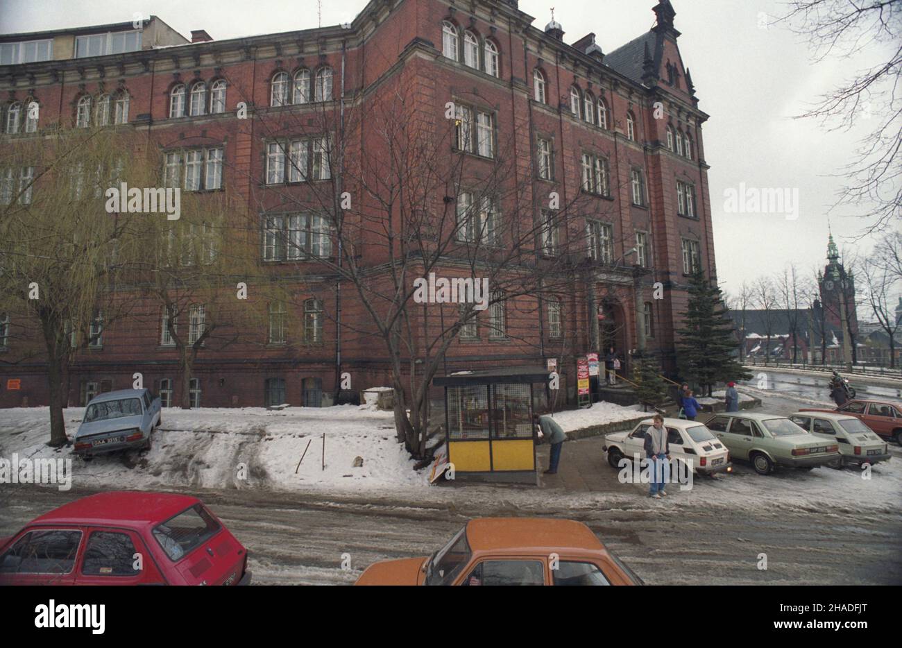 Gdañsk 02,1993.Siedziba Rejonowego Urzêdu Zatrudnienia W Gdañsku przy ul.3 Maja 9.W g³êbi dworzec kolejowy Gdañsk G³ówny. mw PAP/Stefan Kraszewski Dok³adny dzieñ wydarzenia nieustalony.Gdansk février 1993.Le bureau de placement d'emplois distrait à Gdansk au 9 mai 3.En arrière-plan la gare principale de Gdansk Glowny. mw PAP/Stefan Kraszewski Date de l'événement inconnue. Banque D'Images