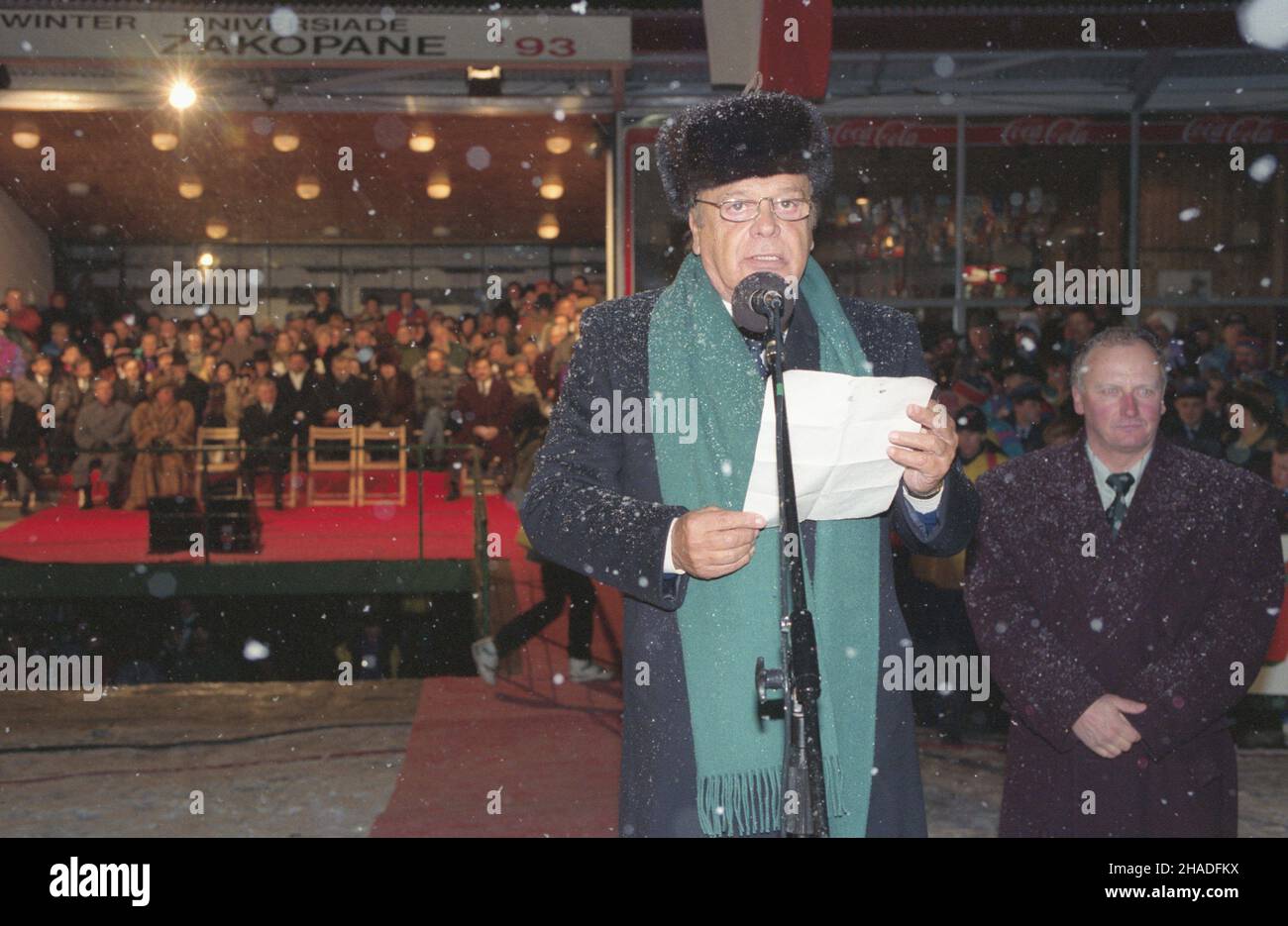 Zakopane 06.02.1993.XVI Zimowa Uniwersjada (6-14.02.1993).Uroczystoœæ otwarcia zawodów W pawilonie pod Wielk¹ Krokwi¹ im.Stanis³awa Marusarza.NZ. Przemawia przewodnicz¹cy Miêdzynarodowej Federacji Sportu Akademickiego (Fédération internationale de sport universitaire - FISU) Primo Nebiolo. msa PAP/Maciej Belina BrzozowskiZakopane 6 février 1993.Les Jeux universitaires mondiaux d'hiver de 16th (du 6 au 14 février 1993).La cérémonie d'ouverture dans un pavillon au pied de la montagne Wielka Krokiew.Photo : le président de la Fédération internationale de sport universitaire Primo Nebiolo parle. msa Banque D'Images