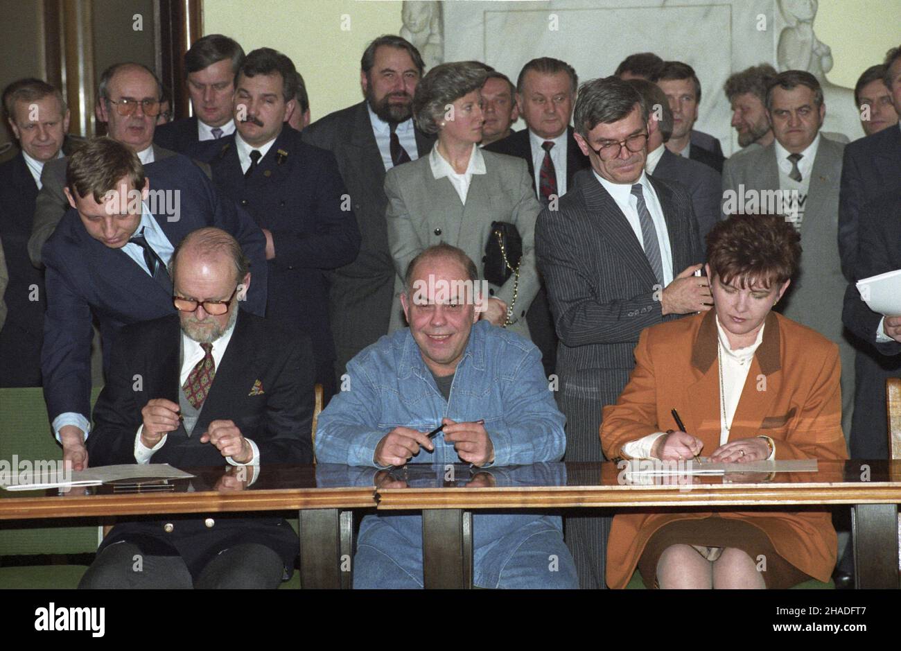 Warszawa, 22.02.1993r.Podgisanie porozumienia pomiêdzy rz¹dem a OPZZ.pose³ Jacek Kuroñ (C), pos³anka Ewa Spychalska (P), premier ministre Hanna Suchocka (nad Jackiem Kuroniem).PAP/Janusz Mazur Banque D'Images