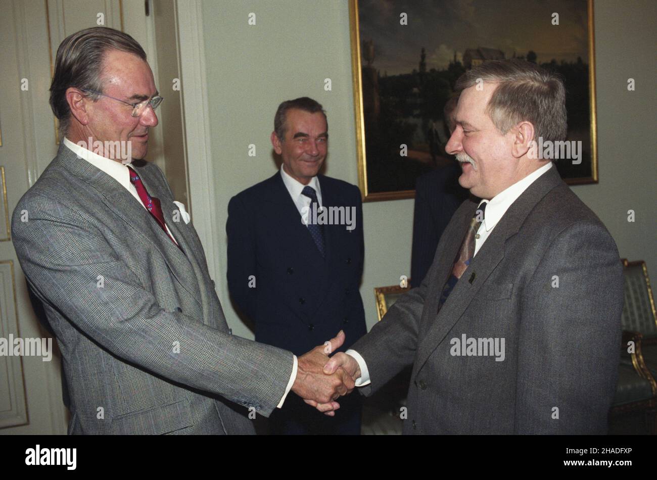 Varsovie 24.02.1993.Prezydent RP Lech Wa³êsa (P) przyj¹³ przebywaj¹cego W Polsce ksiêcia Danii Henryka, mê¿a królowej Danii Ma³gorzaty II (L). mw PAP/Maciej Belina BrzozowskiVarsovie 24 février 1993.Lech Walesa (R), président de la Pologne, rencontre Henrik, Prince Consort du Danemark, mari de la Reine du Danemark, Margrethe II mw PAP/Maciej Belina Brzozowski Banque D'Images