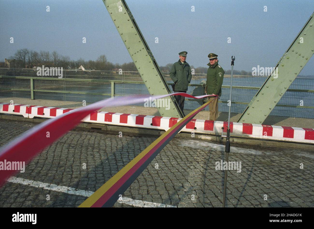 Osinów Dolny 03,1993.Widok na MOST graniczny tu¿ przed uchomieniem nowego przejœcia granicznego miêdzy Polsk¹ a Niemcami. mw PAP/Jerzy UNDRO Dok³adny dzieñ wydarzenia nieustalony.Osinow Dolny Mars 1993.Le pont frontalier juste avant l'ouverture d'un nouveau point de passage frontalier polonais-allemand. mw PAP/Jerzy UNDRO Date de l'événement inconnue. Banque D'Images