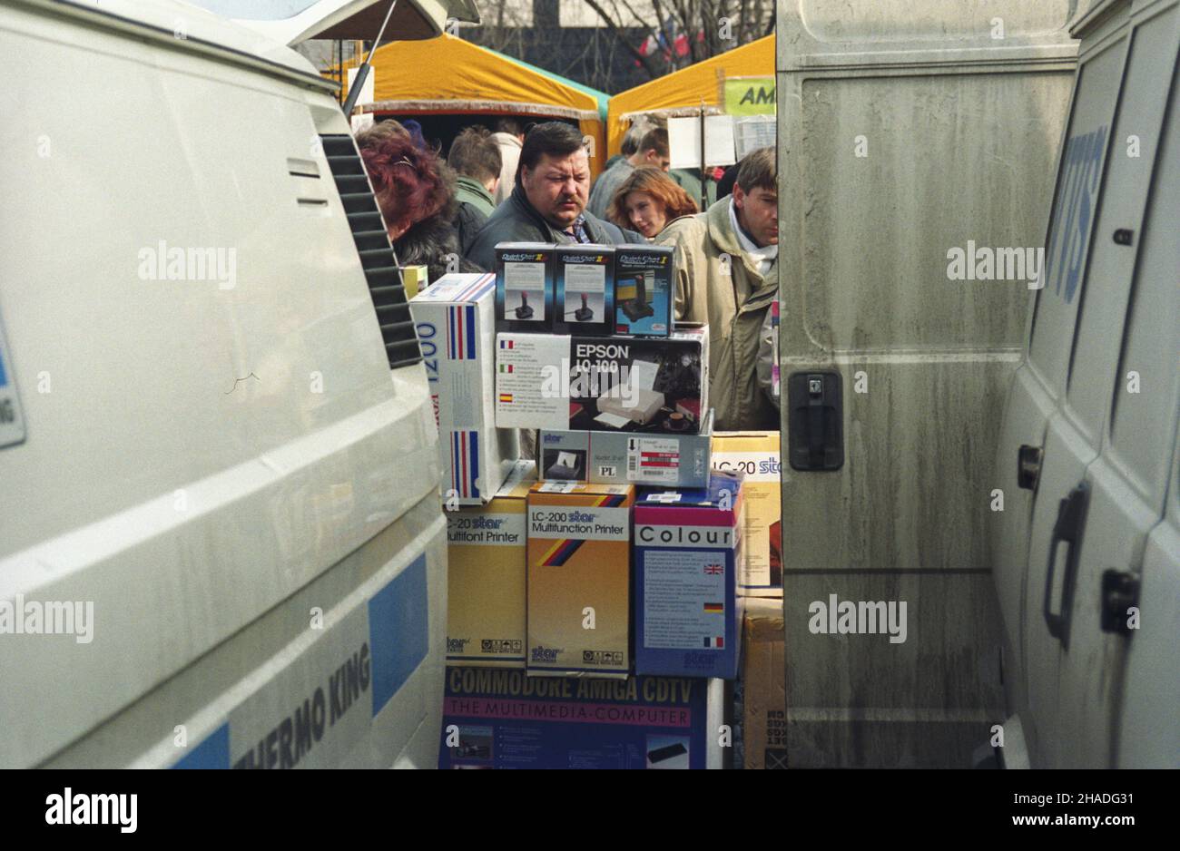 Varsovie 03,1993.Centralna gie³da komputerowa u zbiegu ulic Grzybowskiej i Jana Paw³a II mw PAP/Teodor Walczak Dok³adny dzieñ wydarzenia nieustalony.Varsovie Mars 1993.Le principal salon de l'informatique à la jonction des rues Grzybowska et Jana Pawla II. mw PAP/Teodor Walczak jour de l'événement inconnu Banque D'Images