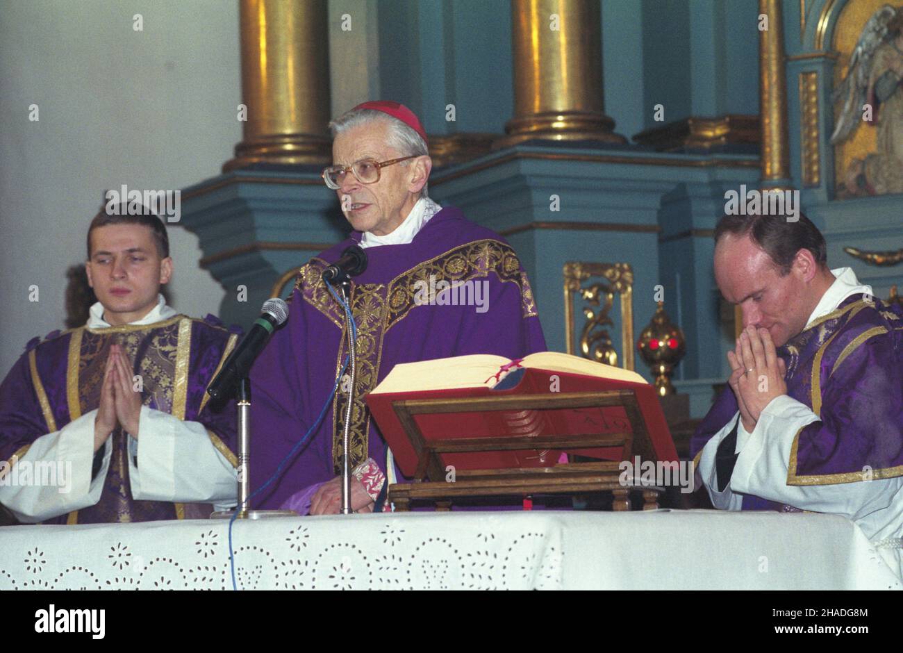 Maków Podhalański 29.03.1993.Pogrzeb ksiêdza Kazimierza Jancarza, za³o¿yciela Duszpasterstwa Ludzi Pracy W parafii Mistrzejowice W Nowej Hucie, kapelana Solidarnoœci, z udzia³em m.in. Prezydenta RP Lecha Wa³êsy i cz³onków parlamentu.NZ. Mszy ¿a³obnej przewodniczy arcybiskup Metropolita krakowski Franciszek Macarski. mw PAP/Maciej Belina BrzozozowskiMakow Podhalanski 29 mars 1993.Les funérailles du prêtre Kazimierz Jancarz, fondateur du Service pastoral des travailleurs de la paroisse de Mistrzejowice à Nowa Hua, aumônier de solidarité, auquel assistaient le Président Lech Walesa et le Parlement mem Banque D'Images