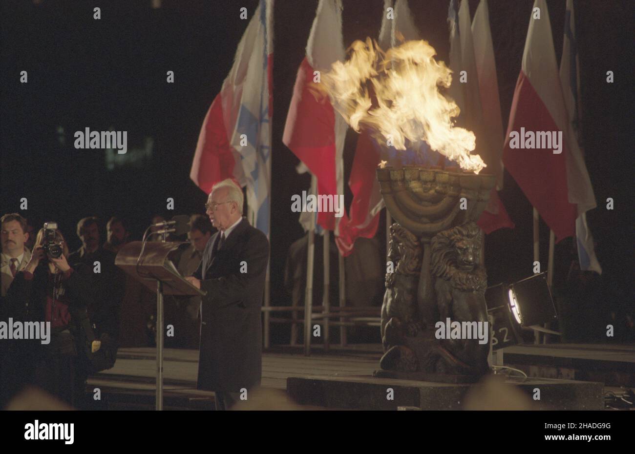 Varsovie 19.04.1993.Uroczystoœci przy pomniku Bohaterów Getta z okazji 50. Rocznicy Powstania W Getcie Warszawskim.NZ. Przemówienie premiera i ministra obrony Izraela Icchaka Rabina. wb PAP/Jan MorekVarsovie 19 avril 1993.Cérémonies au Monument aux héros du ghetto à l'occasion du 50th anniversaire du soulèvement du ghetto de Varsovie.Photo : l'allocution prononcée par le PM israélien et le ministre de la Défense Yitzhak Rabin. wb PAP/Jan Morek Banque D'Images