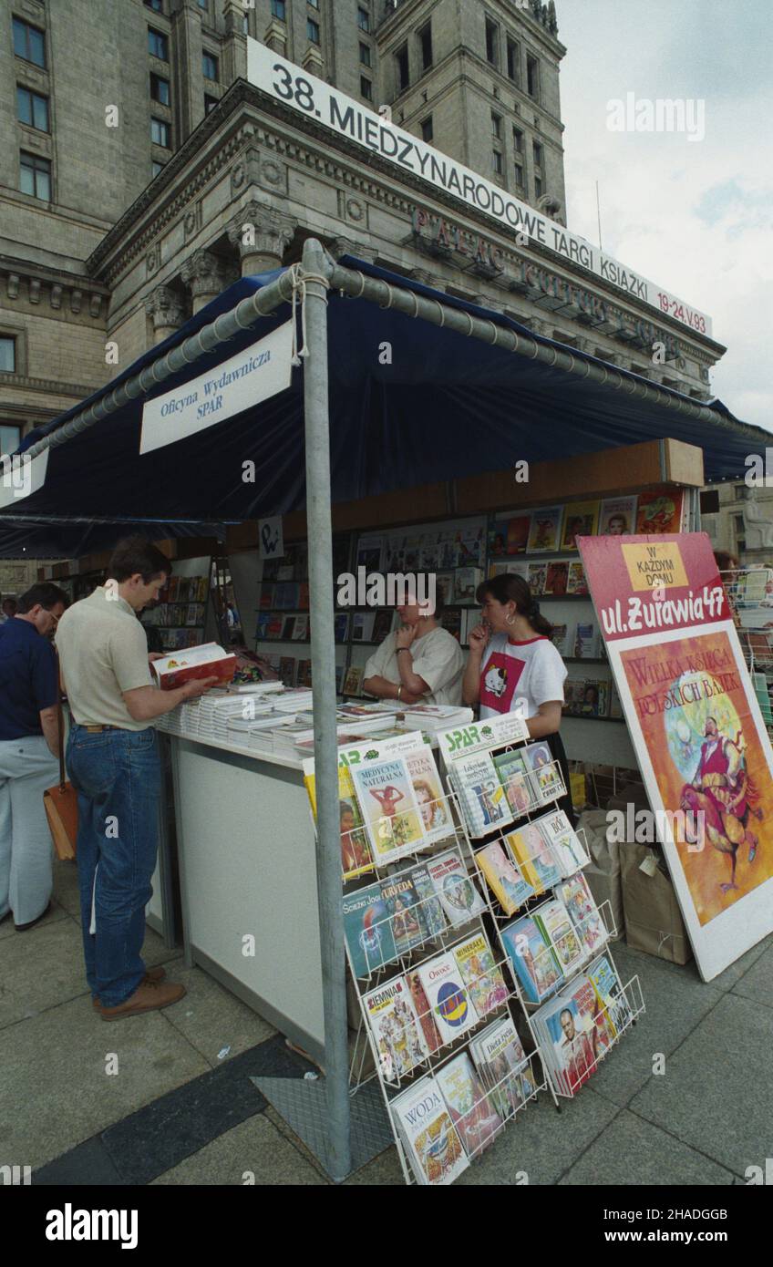 Varsovie 05,1993.XXXVIII Miêdzynarodowe Targi Ksi¹¿ki W Pa³acu Kultury i Nauki (19-24.04.1993).NZ. Stoisko oficyny wydawniczej Spar. ka PAP/Andrzej Rybczyñski Dok³adny dzieñ wydarzenia nieustalony.Varsovie, mai 1993.Foire internationale du livre 38th au Palais de la Culture et de la Science (19 au 24 avril 1993).Photo : un stand de la maison d'édition Spar. ka PAP/Andrzej Rybczynski jour d'événement inconnu Banque D'Images