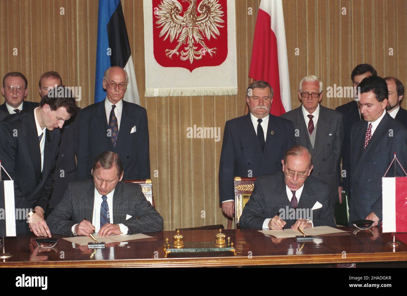Varsovie 06.05.1993.Wizyta prezydenta Estonii Lenmarta Meri W Polsce (06-07.05.1993).Podgisanie umowy o wzajemnym popieraniu i ochronie inwestycji miêdzy Polsk¹ i Estoni¹.Umowê podpisuj¹ ministrowie spred zagranicznych: Polski Krzysztof Skubiszewski (P) i Estonii Trivimi Velliste (L), W g³êbi prezydent RP Lech Wa³êsa (3P) i prezydent Estonii Lennart Meri (3L).Obok Lecha Wa³êsy szef Kancelarii Prezydenta Janusz Zió³kowski. ka PAP/Janusz MazurVarsovie 6 mai 1993.Le président estonien Lennart Meri se rend en Pologne (du 6 au 7 mai 1993).La signature d'un accord sur le soutien mutuel Banque D'Images