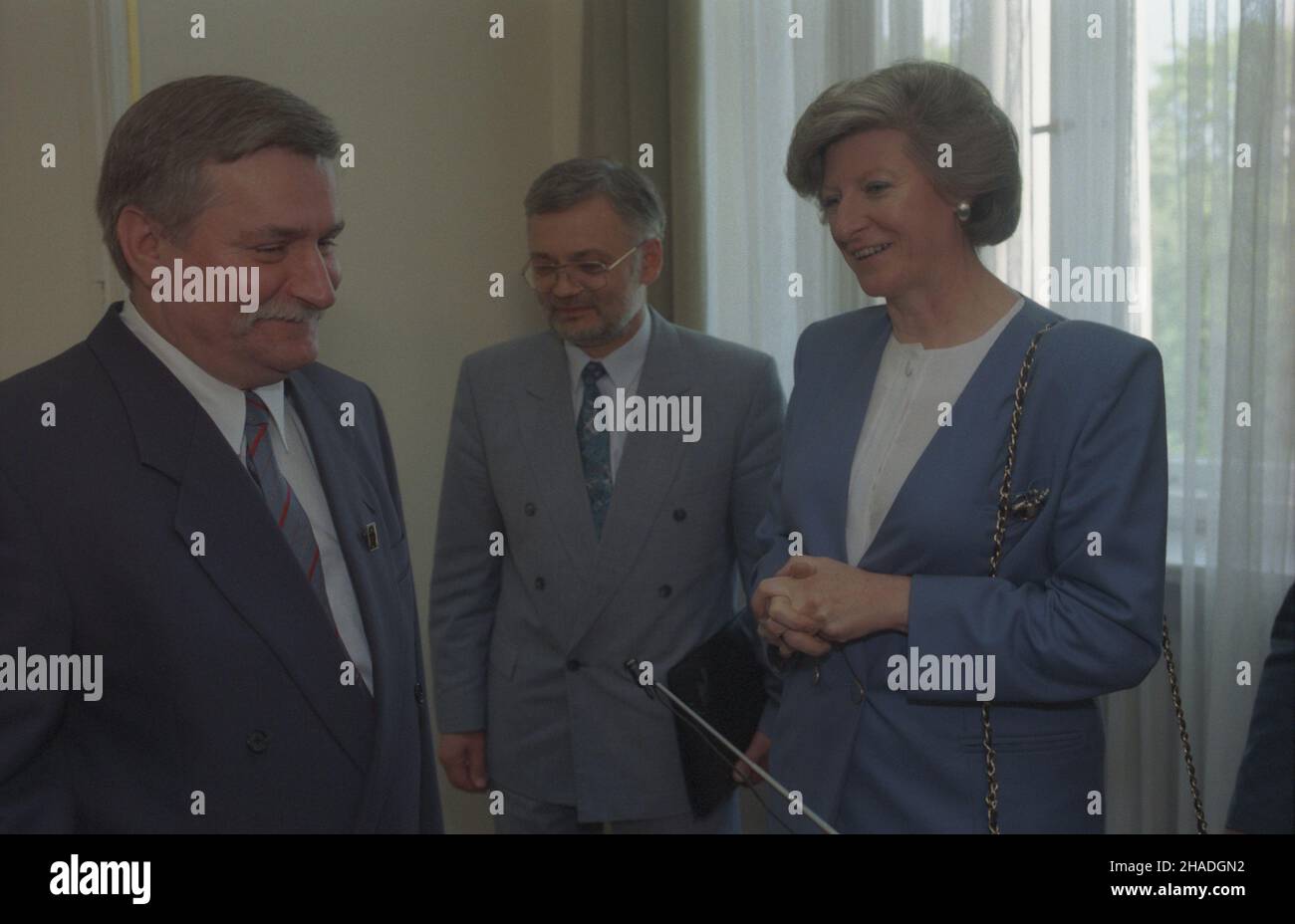 Varsovie 10.05.1993.Spotkanie prezydenta RP Lecha Wa³êsy (L) z premier ministre Hann¹ Suchock¹ W Belwederze.W g³êbi rzecznik prasowy prezydenta Andrzej Drzycimski. ka PAP/Janusz MazurVarsovie 10 mai 1993.Le président polonais Lech Walesa (L) rencontre le Premier ministre Hanna Suchocka au palais du Belvédère.En arrière-plan porte-parole présidentiel Andrzej Drzycimski. ka PAP/Janusz Mazur Banque D'Images