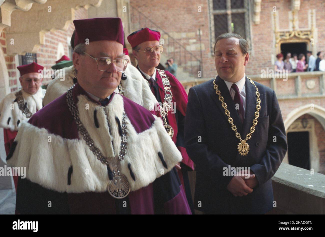 Cracovie 12.05.1993.Po³¹czenie Akademii Medycznej z Uniwersytetem Jagielloñskim.Uroczysty pochód profesorów i rektorów W Collegium Maius.NZ. m.in. rektor Pañstwowej Wy¿szej Szko³y Teatralnej Jerzy Stuhr (1P). ka PAP/Jacek BednarczykCracovie, Pologne, 12 mai 1993.Recteur de l'Académie nationale de Théâtre Jerzy Stuhr (R) assiste à une procession de cérémonie des professeurs et recteurs du Collegium Maius à l'Auditorium maximum lors de la cérémonie d'unification de l'Université médicale et de l'Université Jagiellonian à Cracovie.PAP/JACEK BEDNARCZYK Banque D'Images