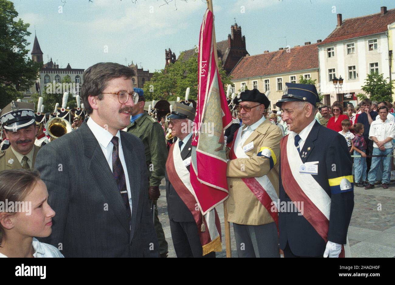 Che³mno 21.05.1993.III Œwiatowy Zjazd Kadetów II Rzeczpospolitej Polskiej (21-23.05.1993).uroczystoœci na rynku staromiejskim, m.in. Wiceminister Obrony Narodowej Bronis³aw Komorowski (2L), wicprezes Zwi¹zku Kadetów 1918-1939 W Londynie Bogus³aw Kalinka (1P), dowódca Pomorskiego Okrêgu Wojskowego genera³ dyzzysz Bazyd³o Ryzoszáj (1L)Chelmno 21 mai 1993.Le Congrès mondial des cadets de l'entre-deux-guerres de Pologne (3rd mai 21-23 1993).Photo : participants à la cérémonie sur la place du marché de la vieille ville, y compris le sous-ministre de la Défense nationale, Bro Banque D'Images