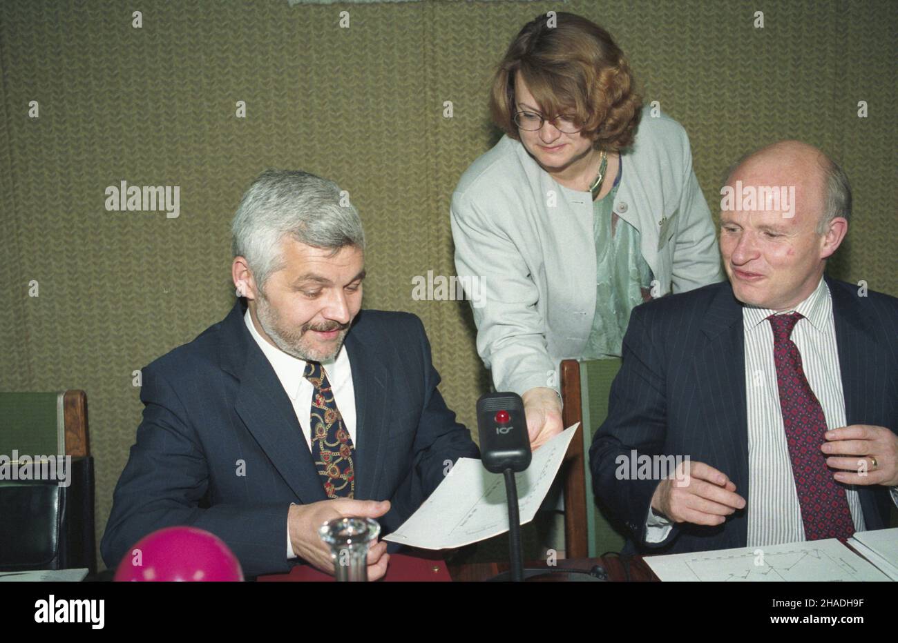 Varsovie 06,1993.Wizyta szefa Oœrodka Europjskich studiów Politycznych (CEPS) W Brukseli Petera Ludlowa.ZN. Spotkanie ministra ds. Integracji europejskiej Jana Krzysztofa Bieleckiego (L) z dyr.CEPS Peterem Ludlowem (P). mw PAP/Andrzej Rybczyñski Dok³adny dzieñ wydarzenia nieustalony.Varsovie, juin 1993.Peter Ludlow, chef du Centre d'études politiques européennes à Bruxelles, se rend en Pologne.Photo : le ministre de l'intégration européenne Jan Krzysztof Bielecki (L) rencontre Peter Ludlow (R). mw PAP/Andrzej Rybczynski Event Day unknown Banque D'Images