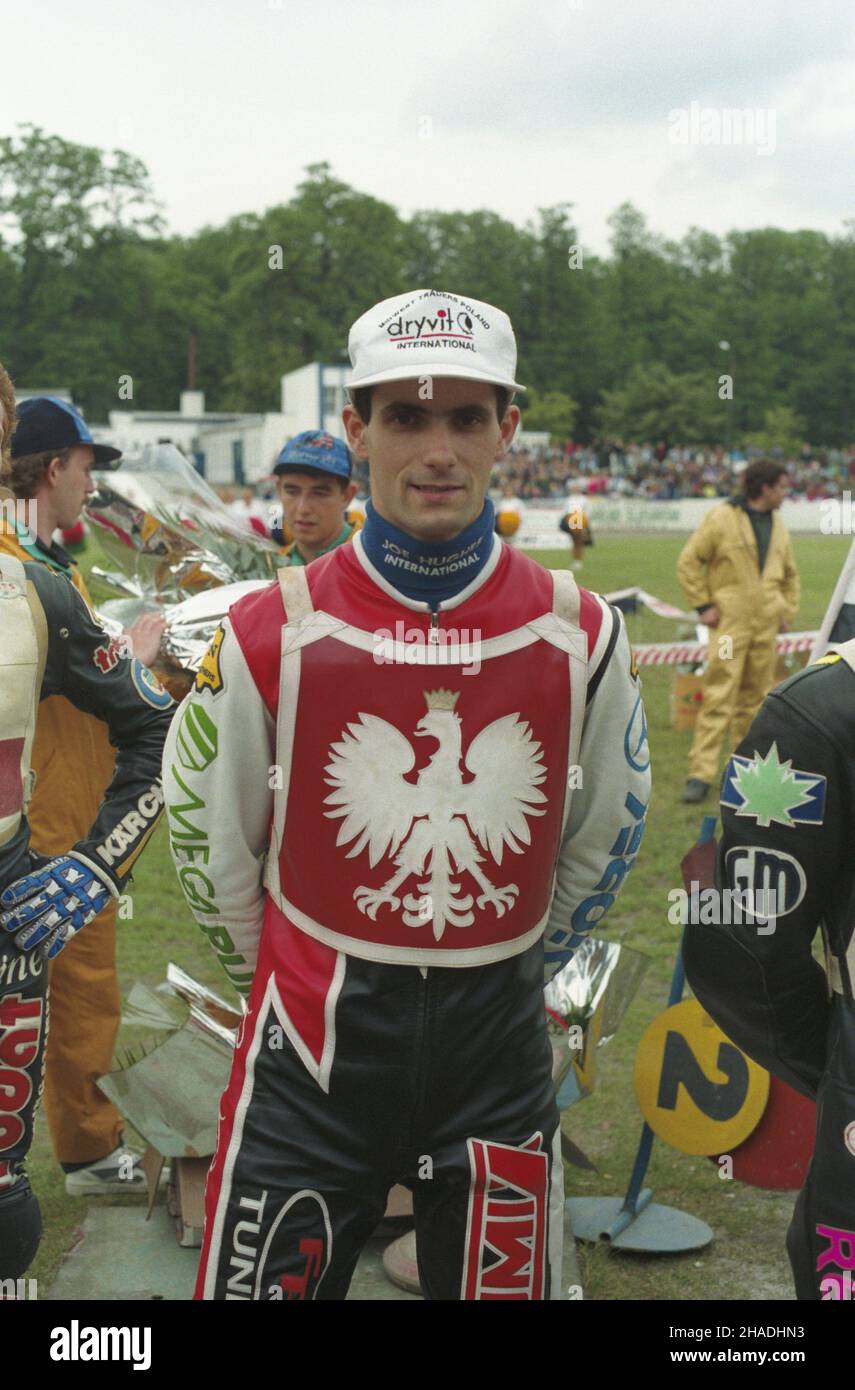 Zielona Góra 14.06.1993.Indywidualne Mistrzostwa Œwiata na ¯u¿lu, pó³fina³ kontynentalny rozgrywany na stadionie ¿u¿lowym Morawskiego.ZN. Zawodnik Tomasz Gollob prisée startem. mw PAP/Ryszard JanowskiZielona Gora, le 14 juin 1993.Tomasz Gollob, star du circuit automobile, aux demi-finales continentales individuelles du championnat du circuit automobile sur le stade Morawski. mw PAP/Ryszard Janowski Banque D'Images
