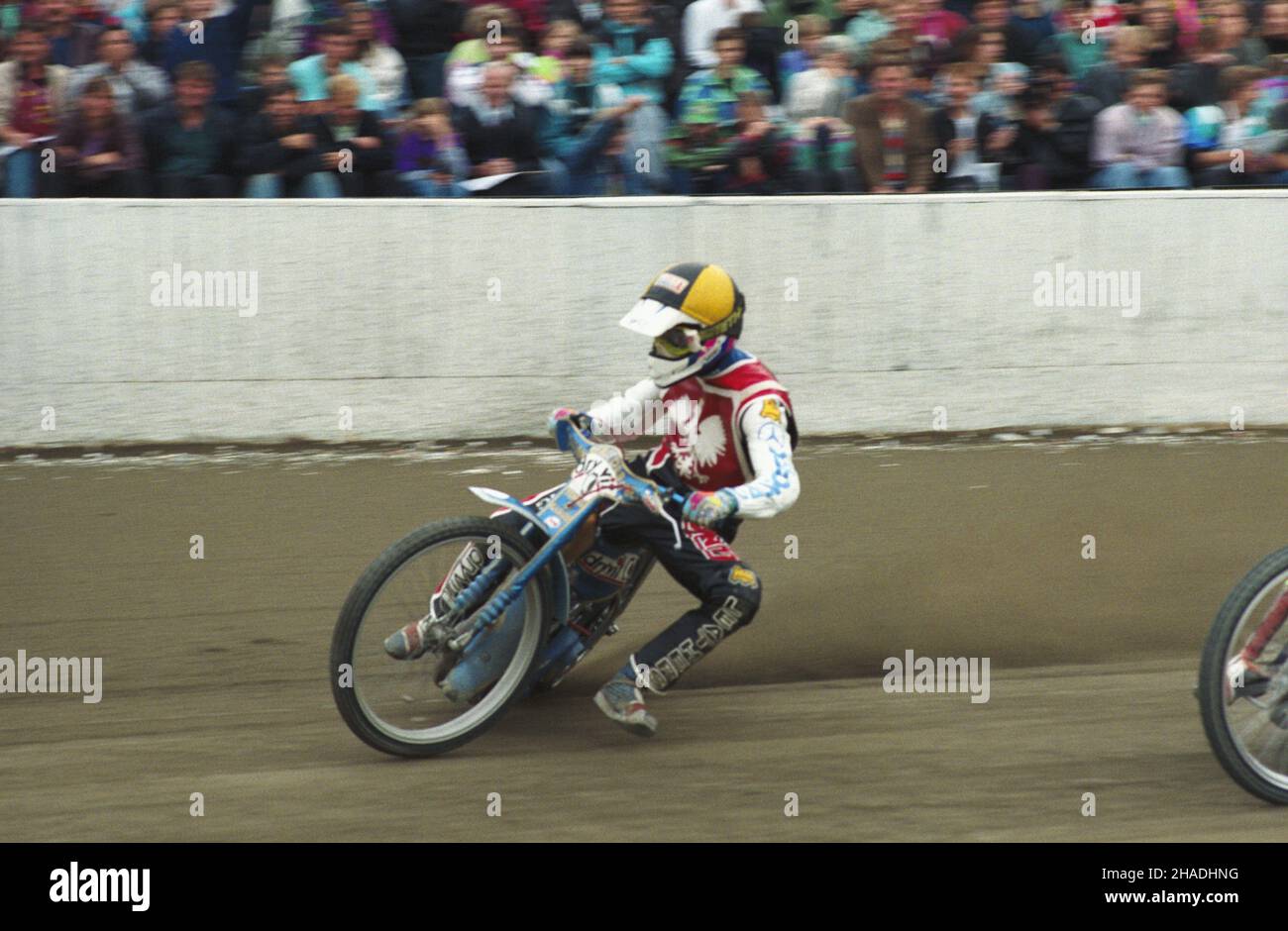Zielona Góra 14.06.1993.Indywidualne Mistrzostwa Œwiata na ¯u¿lu, pó³fina³ kontynentalny rozgrywany na stadionie ¿u¿lowym Morawskiego.NZ. Zawodnik Tomasz Gollob na torze wyœcigowym. mw PAP/Ryszard JanowskiZielona Gora, le 14 juin 1993.Tomasz Gollob, star du circuit automobile, aux demi-finales continentales individuelles du championnat du circuit automobile sur le stade Morawski. mw PAP/Ryszard Janowski Banque D'Images