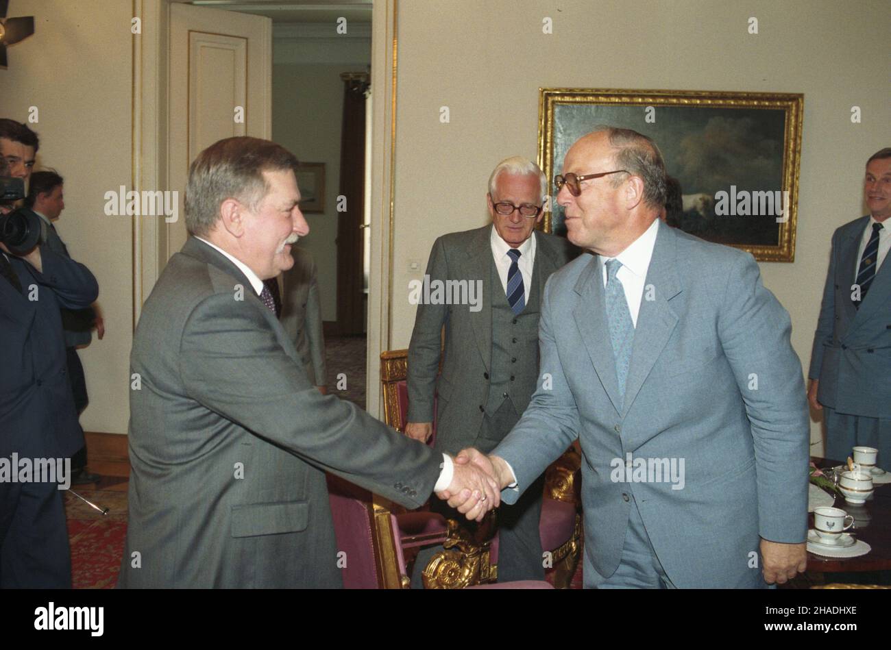 Varsovie 22.06.1993.Belweder, prezydent RP Lech Wa³êsa (L) wita dyrektora generalnego Miêdzynarodowej Agencji Energii Atomowej (AIEA) Hansa Blixa.W g³êbi centralnie szef Kancelarii Prezydenta prof.Janusz Zió³kowski. mw PAP/Janusz MazurVarsovie, le 22 juin 1993.Le Président polonais Lech Walesa (L) accueille le Directeur général de l'Agence internationale de l'énergie atomique (AIEA), Hans Blix, au Palais du Belvédère.En arrière (C) le chef de bureau du Président Walesa, Janusz Ziolkowski. mw PAP/Janusz Mazur Banque D'Images