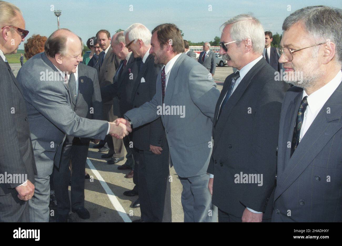 Bia³oruœ Miñsk 28.06.1993.Wizyta prezydenta RP Lecha Wa³êsy W republice Bia³orusi W dniach 28-29 czerwca.przewodnicz¹cy Rady Najwy¿szej Republiki Bia³orusi Stanis³aw Szuszkiewicz (2L) wita na lotnisku cz³onków polskiej delegaracji.Od prawej: szef Biura Prasowego Prezydenta i jego rzecznik prasowy Andrzej Drzycimski, szef Biura Bezpieczeñstwa Narodowego przy Kancelarii Prezydenta RP Jerzy Milewski, podsekretarz i i i Mieczys³aw preziszisziszusz, Zió³kowski ministre de la première ministre de la première ministre de la première ministre de la première ministre de la première ministre de la première ministre de la première ministre de la première ministre de la première ministre de la première ministre de la première ministre de la première ministre de la première ministre de la première ministre de la première ministre de la première ministre de la première ministre de la ministreZ lewej szef protoko³u d Banque D'Images