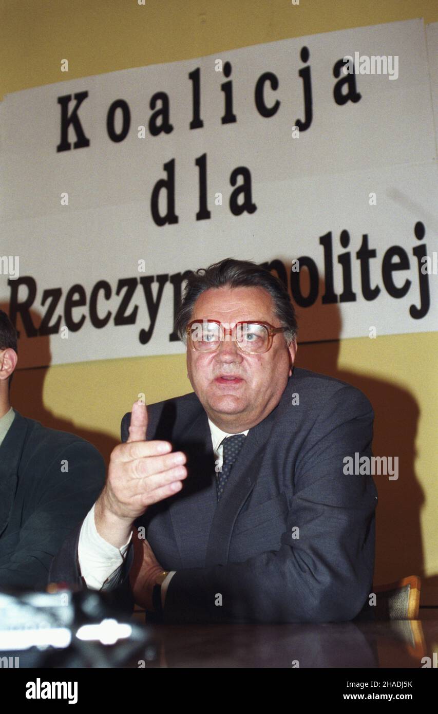 Varsovie 12.07.1993.Konferencja prasowa komitetu wyborczego Koalicja dla Rzeczypospolitej, który powsta³ na bazie ruchu dla Rzeczypospolitej (RDR), zorganizowana W siedzibie RDR W Al.Ujazdowskich 13.lider koalicji Jan Olszewski. mw PAP/Adam UrbanekVarsovie, le 12 juillet 1993.Une conférence de presse de la commission électorale de la Coalition pour la République fondée par le mouvement pour la République (RDR).Photo : chef de coalition Jan Olszewski. mw PAP/Adam Urbanek Banque D'Images