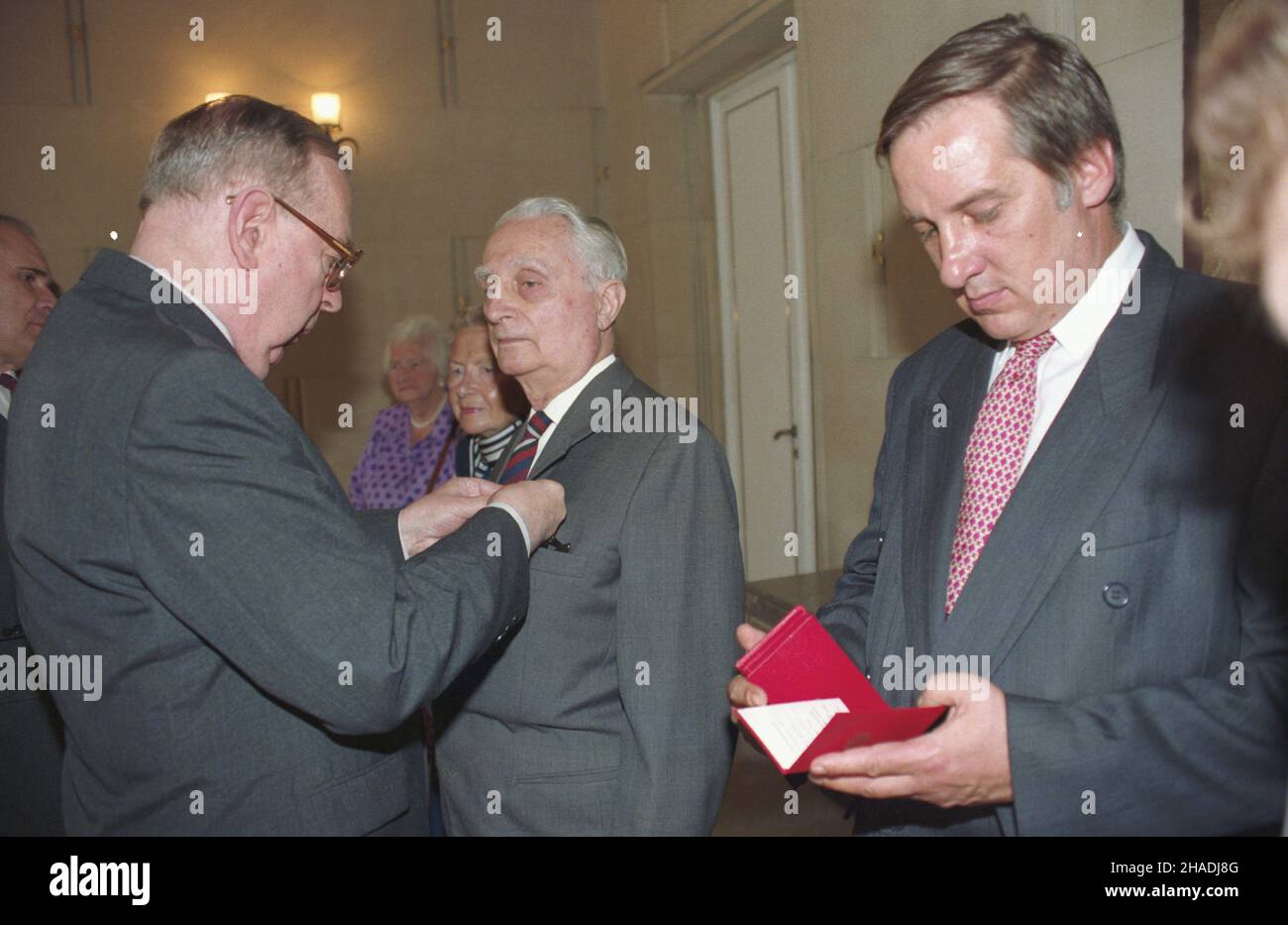 Varsovie 18.07.1993.Odznaczenia W Ministerstwie Spare Zagranicznych (MSZ) dla przedwojennych pracrowników MSZ.NZ. ministre spraw zagranicznych Krzysztof Skubiszewski (L) odznacza Krzy¿em Oficerskim Orderu Odrodzenia Polski Stanis³awa Nawrockiego, z prawej syn odznaczonego E. Mikulskiego.W g³êbi J. Szubert (3P). mw PAP/Adam UrbanekVarsovie, le 18 juillet 1993.Distinctions pour le personnel du ministère des Affaires étrangères d'avant-guerre.Photo : le ministre des Affaires étrangères Krzysztof Skubiszewski (L) décore Stanislaw Nawrocki avec une Croix d'officier de Polonia Restituta.Le fils de Right E. Mikulski avec la médaille du père, en arrière J. Szub Banque D'Images