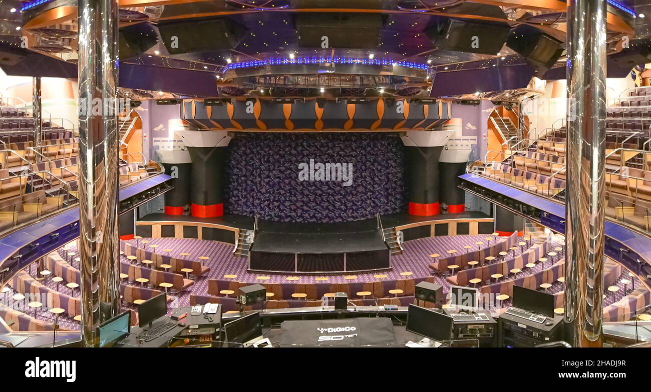 Vue sur le Théâtre Rex à l'intérieur du bateau de croisière Costa Fortuna au terminal du port de Marseille, France, le 28 avril 2019. Banque D'Images