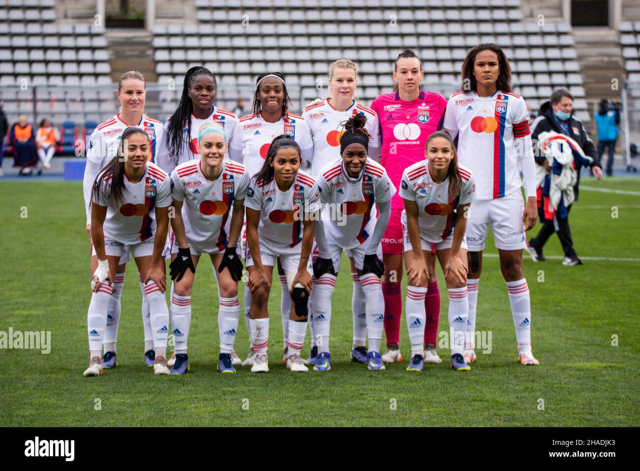 Les joueurs de l'Olympique Lyonnais avant le championnat féminin de France D1 Arkema football match entre le FC Paris et l'Olympique Lyonnais le 12 décembre 2021 au stade Charlety à Paris, France - photo Antoine Massinon / A2M Sport Consulting / DPPI Banque D'Images