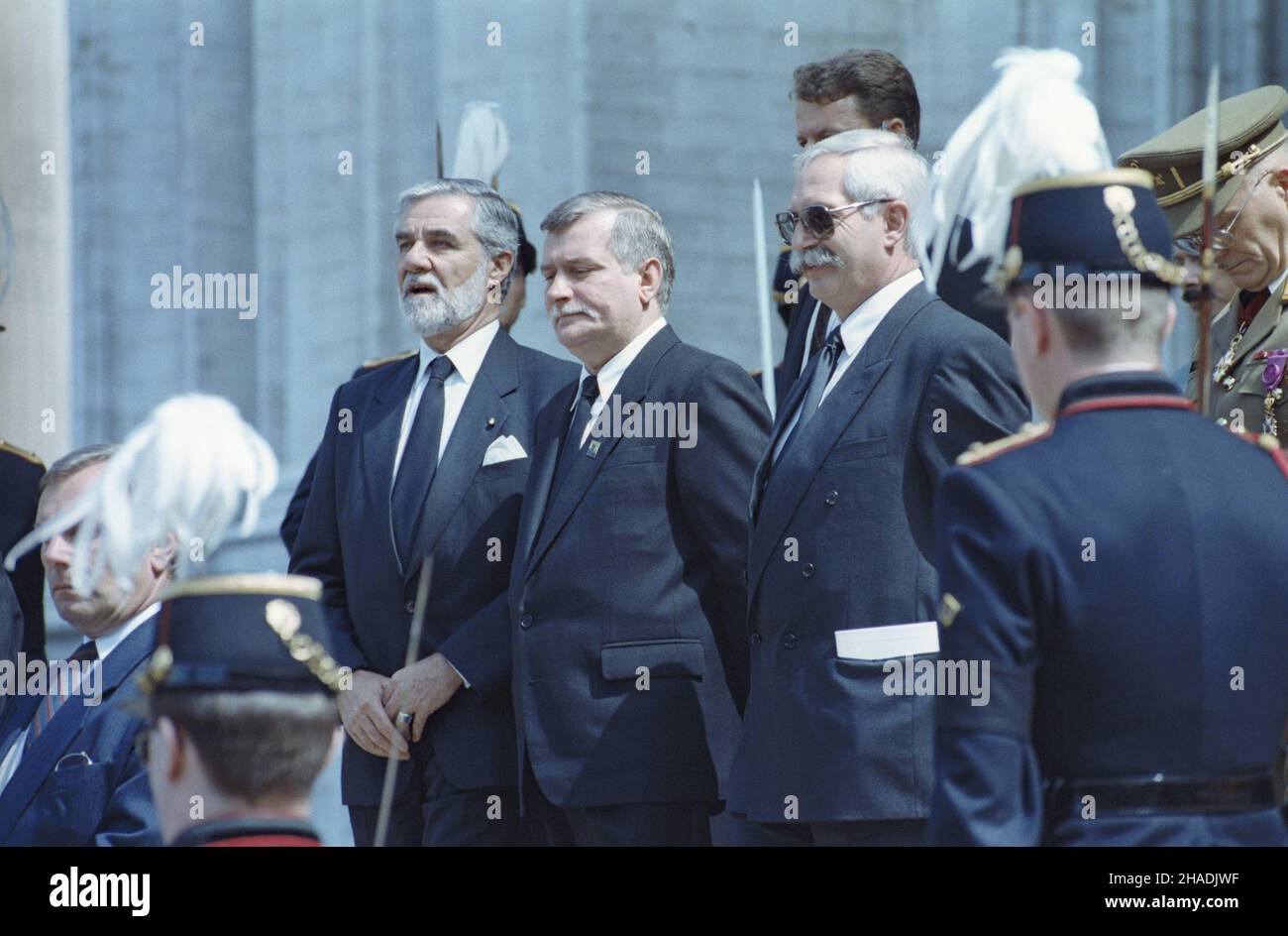 Belgia Bruksela 08.08.1993.Uroczystoœci pogrzebowe króla Belgów Baldwina i Koburga.Polskiej delegacji na pogrzeb monarchie W Brukseli przewodniczy prezydent RP Lech Wa³êsa.cz³onkowie polskiej delegacji przed katedr¹ W Brukseli, od lewej: ambasador RP W Królestwie Belgii Andrzej Krzeczunowicz, Lech Wa³êsa, szef Biura Bezpieczeñstwa Narodowego Jerzy Milewski. mta PAP/Janusz MazurBelgique Bruxelles 8 août 1993.Cérémonies funéraires pour Baudouin, roi des Belges.La délégation de la Pologne aux funérailles est dirigée par le Président Lech Walesa.Photo : membres de la délégation polonaise en fron Banque D'Images