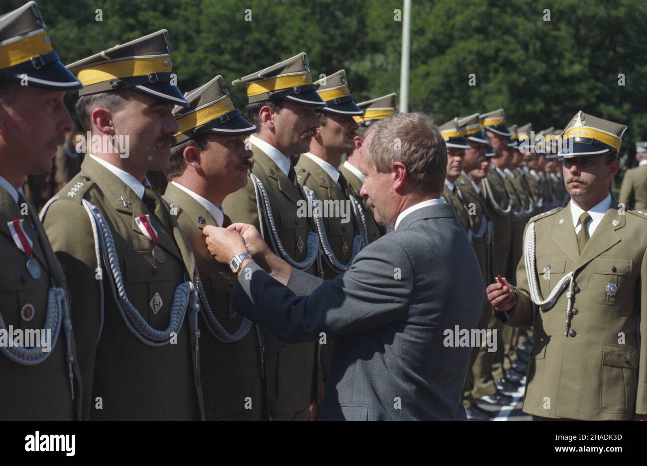 Weso³a 15.08.1993.Odznaczenia dla ¿o³nierzy 1 Warszawskiej Dywizji Zmechanizowanej im.Koœciuszki Œwiêta zadeusza z okazji Wojska Polskiego.uroczystoœæ na terenie koszar 1 Praskiego Pu³ku Zmechanizowanego W Weso³ej, odznaczenia wrêcza ministre obrony narodowej Janusz Onyszkiewicz (C). mta PAP/Janusz MazurWesola 15 août 1993.Les soldats de la division mécanisée de Varsovie de Tadeusz Kosciuszko 1st reçoivent des distinctions lors de la Journée de l'armée polonaise.Photo : cérémonie dans les casernes du régiment mécanisé de Praski 1st à Wesola, médailles présentées par le ministre de la Défense nationale Janusz Onyszkiew Banque D'Images