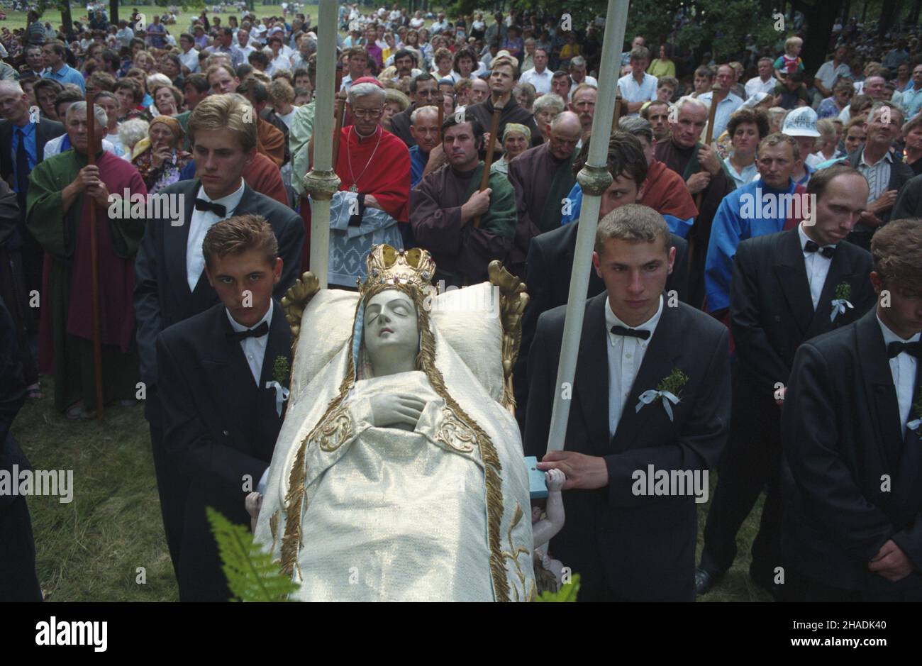 Kalwaria Zebrzydowska 13.08.1993.Misterium Wniebowziêcia Matki Boskiej W sanktuarium pasyjno-maryjnym oo.Bernardynów, odbywa siê corocznie W dniach 13-15 sierpnia.W procesjach, po kalwaryjskich Dró¿kach Matki Boskiej, bior¹ udzia³ wielotysiêczne rzesze pielgrzymów.Pierwszy dzieñ misterium - Procesja Zaœniêcia NMP.NZ. m.in. Metropolita krakowski kardyna³ Franciszek Macarski (C). mta PAP/Jacek BednarczykKalwaria Zebrzydowska 13 août 1993.L'Assomption Mysterium au sanctuaire Bernardine St Mary, qui s'est tenu chaque année du 13 au 15 août, avec des milliers de pèlerins prenant part à processi Banque D'Images