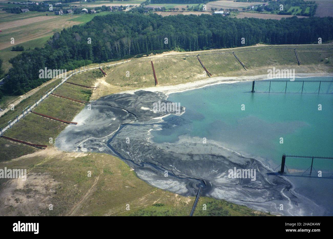 Janczewo 20.08.1993.Sk³adowisko ¿u¿la i popio³u, odpadów z Elektrociep³owni Gorzów (EC Gorzów).Obraz lotniczy; widok W kierunku pó³nocno-zachodnim. mta PAP/Ryszard JanowskiJanczewo 20 août 1993.Déchets de scories et de cendres provenant de la centrale thermique et électrique de Gorzow (EC Gorzow).Vue panoramique sur le nord-ouest. mta PAP/Ryszard Janowski Banque D'Images