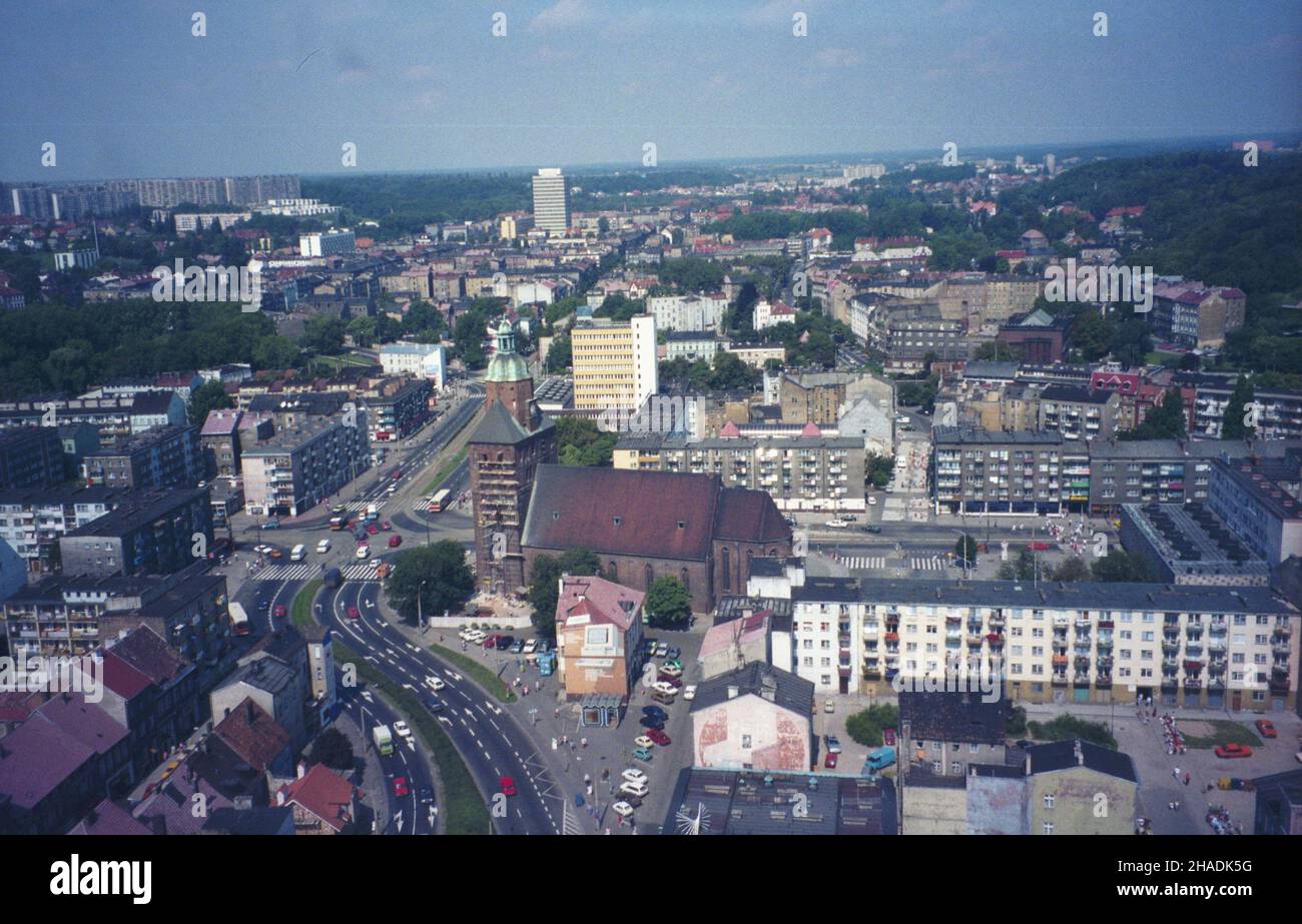 Gorzów Wielkopolski 20.08.1993.Obraz lotniczy centralnej i pó³nocnej czêœci Gorzowa Wielkopolskiego - panorama miasta widziana znad rzeki Warty.Zabudowa Œródmieœcia z Katedr¹ pw.Wniebowziêcia NMP (C); W g³êbi Osiedle Staszica (L, plan ostatni). mta PAP/Ryszard JanowskiGorzow Wielkopolski 20 août 1993.Vue panoramique sur la partie centrale et nord-ouest de Gorzow Wielkopolski - le panorama de la ville vu depuis le dessus de la rivière Warta.Photo : le centre-ville avec la cathédrale de l'Assomption (C); en arrière-plan, le quartier de Staszic (L). mta PAP/Ryszard Janowski Banque D'Images