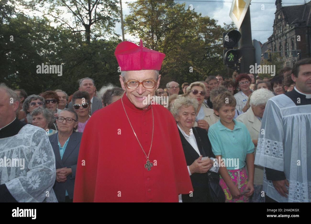 Wroc³aw 29.08.1993.Peregrynacja kopii obrazu Matki Bo¿ej Jasnogórskiej po Polsce.Uroczystoœæ powiitania obrazu W archidiecezji wroc³awskiej z udzia³em prymasa Polski kardyna³a Józefa Glempa.kardyna³ Métropolita krakowski moœcie Franciszek Macarski z wiernymi na Hawa³ej Pokoju. mta PAP/AdamWroclaw 29 août 1993.Peregrination d'une copie de la peinture de la Vierge noire, installée au monastère de Jasna Gora à Czestochowa, dans toute la Pologne.Une cérémonie d'accueil de peinture dans l'archidiocèse de Wroclaw avec la participation du primat polonais, le cardinal Jozef Glemp.Photo : archevêque de Cracovie Banque D'Images