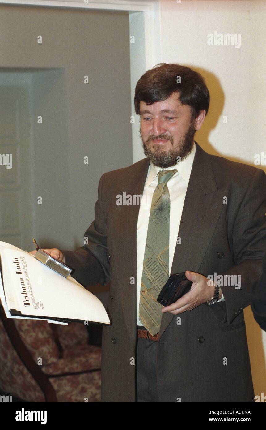 Varsovie 03.09.1993.Antoni Juliusz Gabañski, dziennikarz, w³aœciciel (od roku 1991) tytu³u i znaku towarowego o nazwie Trybuna Ludu - podczas konferencji prasowej W siedzibie Polskiej Agencji Informayjnej (PAI). mta PAP/Andrzyzyzinski RybzyjVarsovie, le 3 septembre 1993.Antoni Juliusz Gabanski, journaliste et propriétaire en 1991 du quotidien national Trybuna Ludu lors d'une conférence de presse à l'Agence polonaise d'information (PAI). mta PAP/Andrzej Rybczynski Banque D'Images